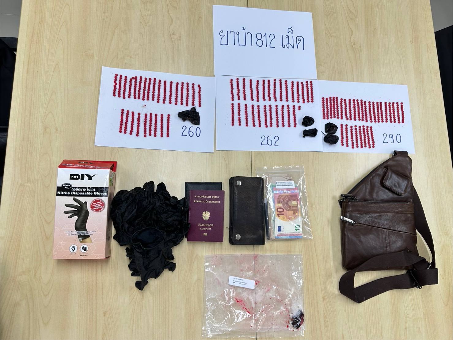 43歲奧地利籍男子甘特納體內取出3包毒品，其中1包已經破裂。（翻攝自สถานีตำรวจนครบาลหัวหมาก FB）