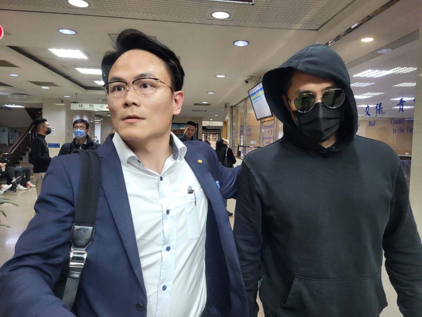 「夜店大亨」夏天浩（右）住處被警方搜出毒品，被依毒品罪嫌移送北檢。