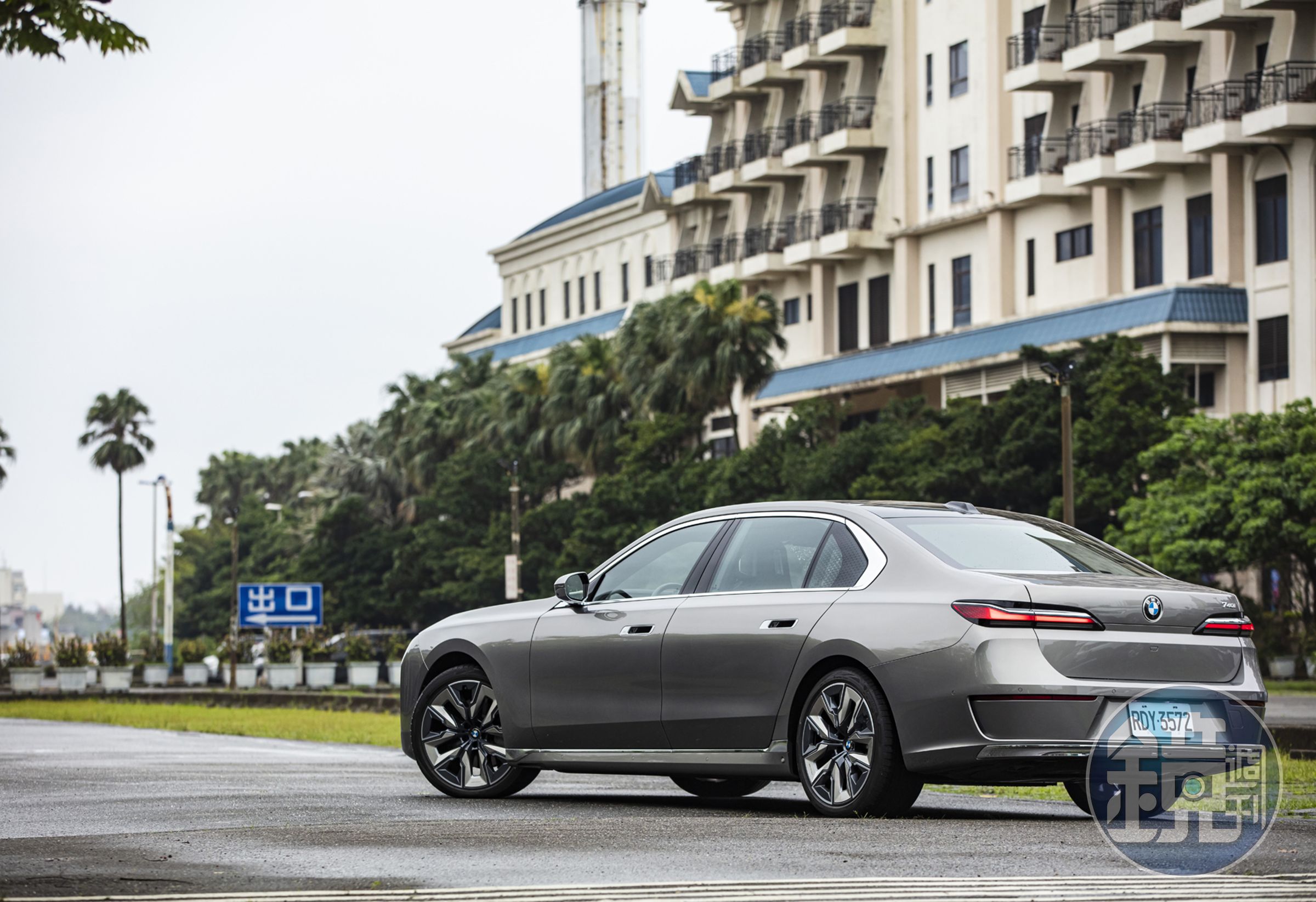 在LSUV與LMPV逐漸進逼層峰用車市場的現在，BMW以更強大的硬體與軟體，搭配直逼旗艦品牌Rolls-Royce的奢華與豪氣，跨過競爭對手，讓大老闆們毫不猶豫的選擇轎房車款的大七為座駕，自是理所當然。
