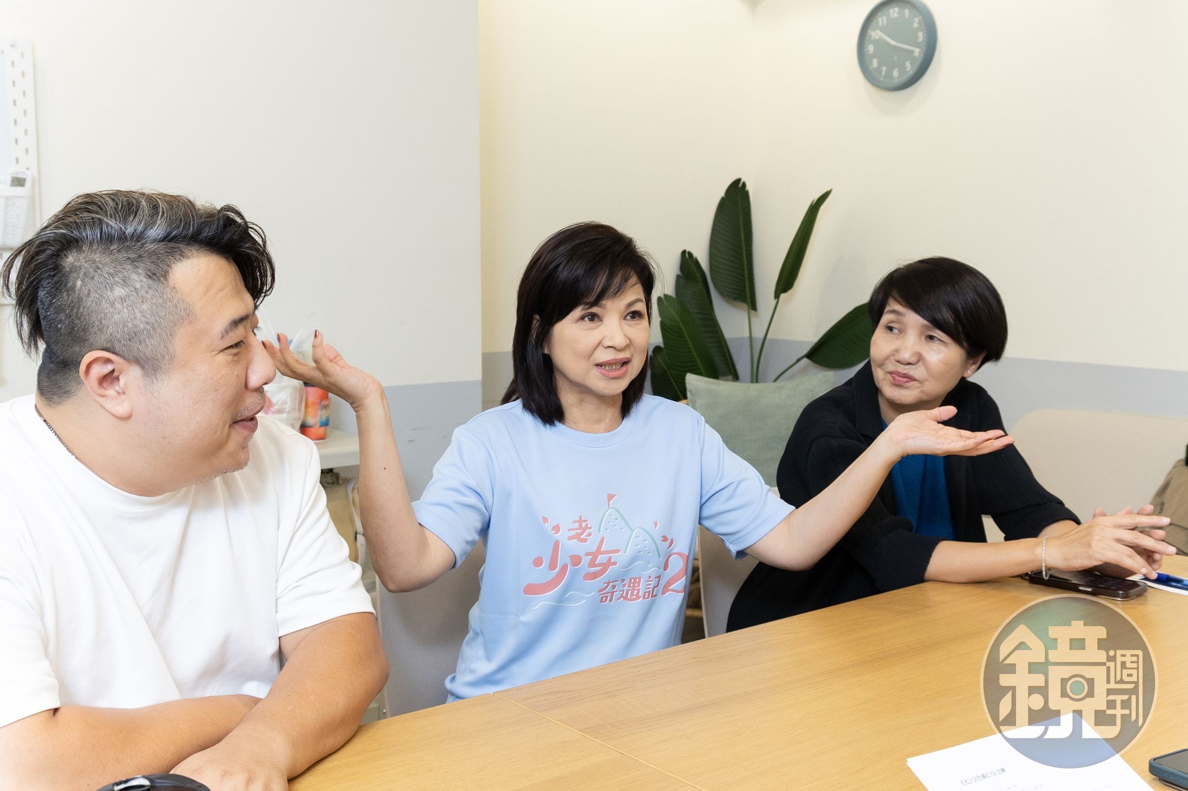 導演許志成(左)自從在拍攝時血壓飆升,從此被楊貴媚(中)緊盯按時吃飯。
