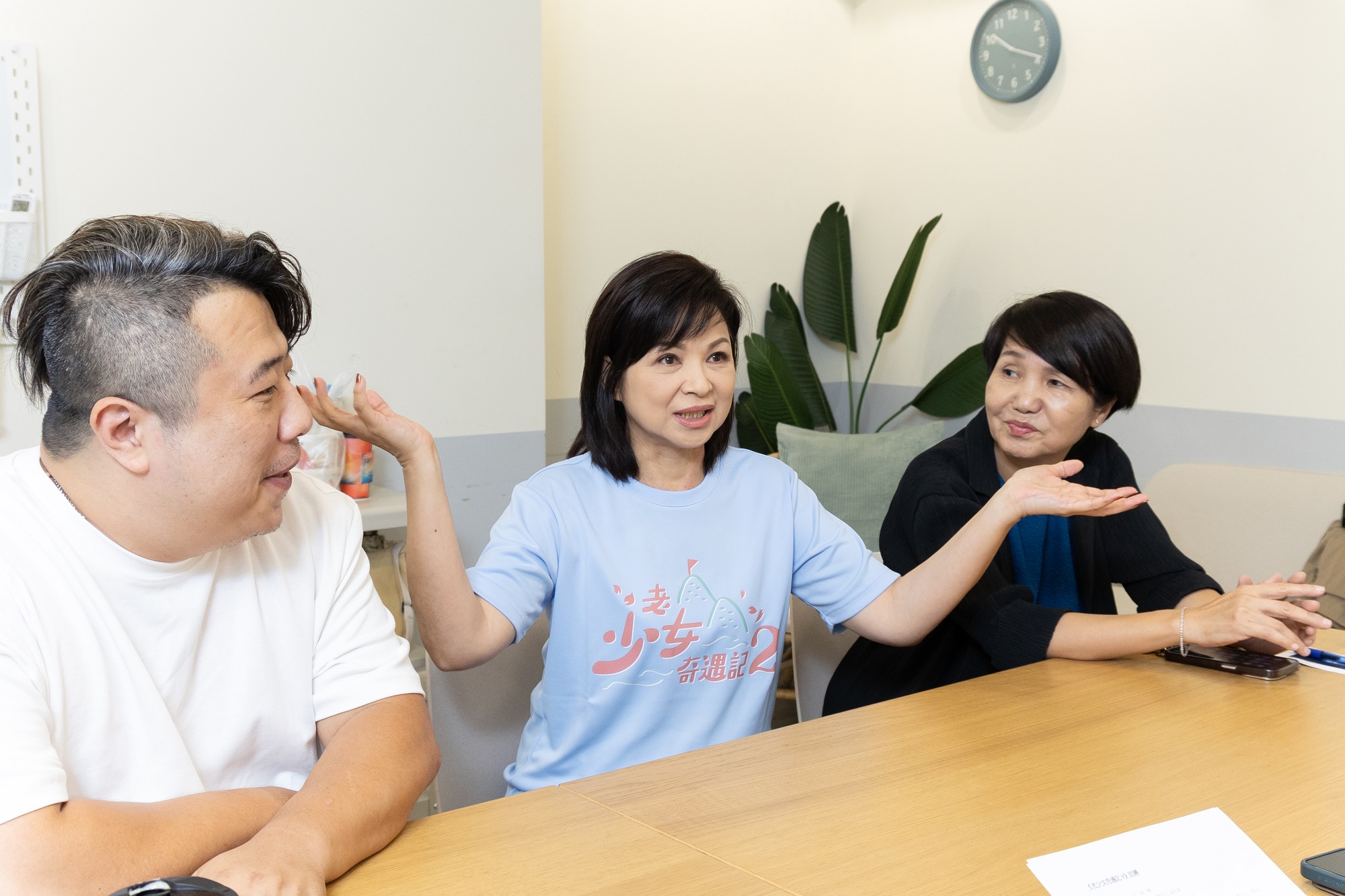 導演許志成(左)自從在拍攝時血壓飆升,從此被楊貴媚(中)緊盯按時吃飯。