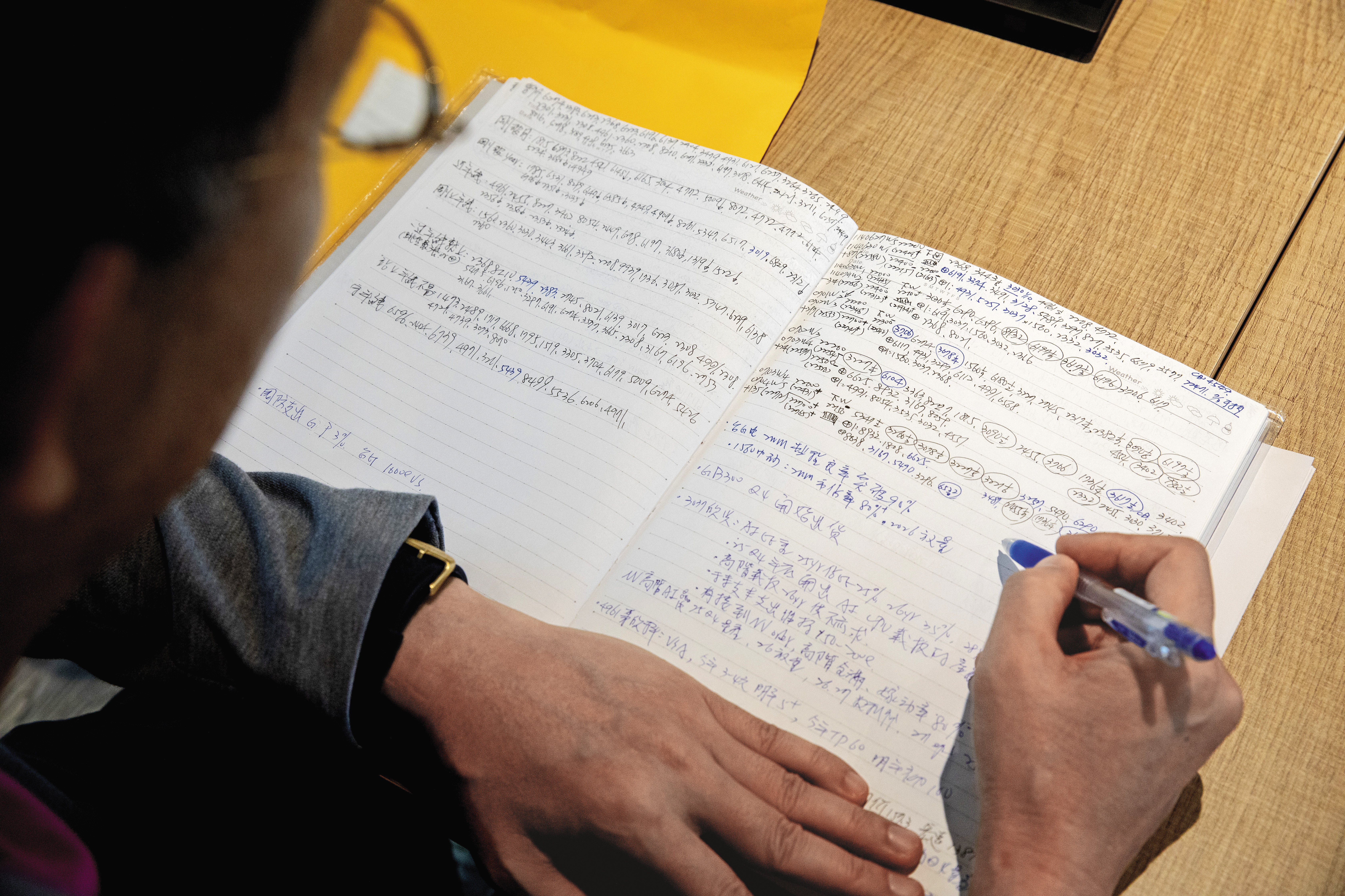 翻開郭勝的投資筆記，裡面記滿個股資訊，包括線型、營收產能、訂單表現。