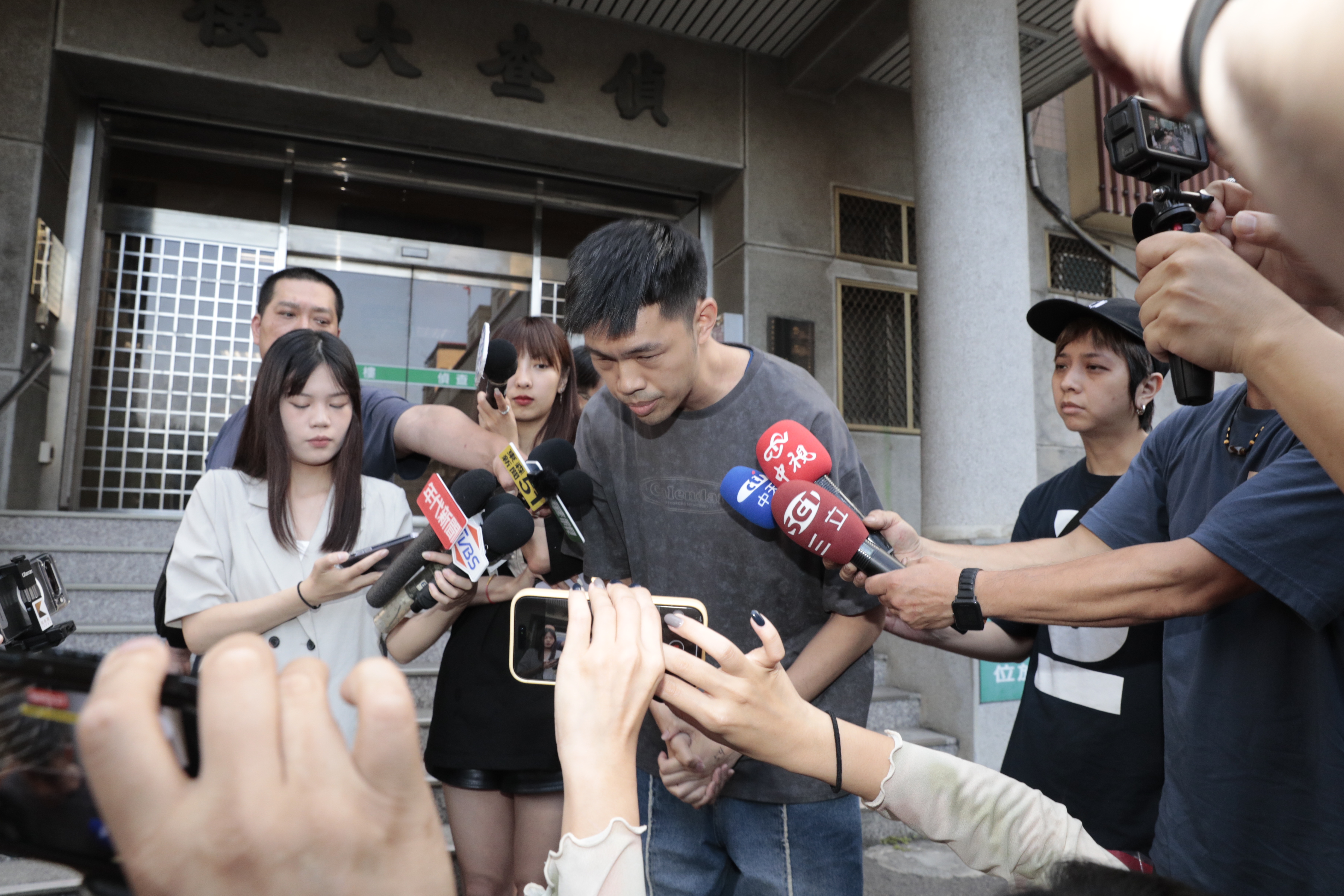 陳大天鞠躬致歉，坦言自己「懦弱」才不敢說。