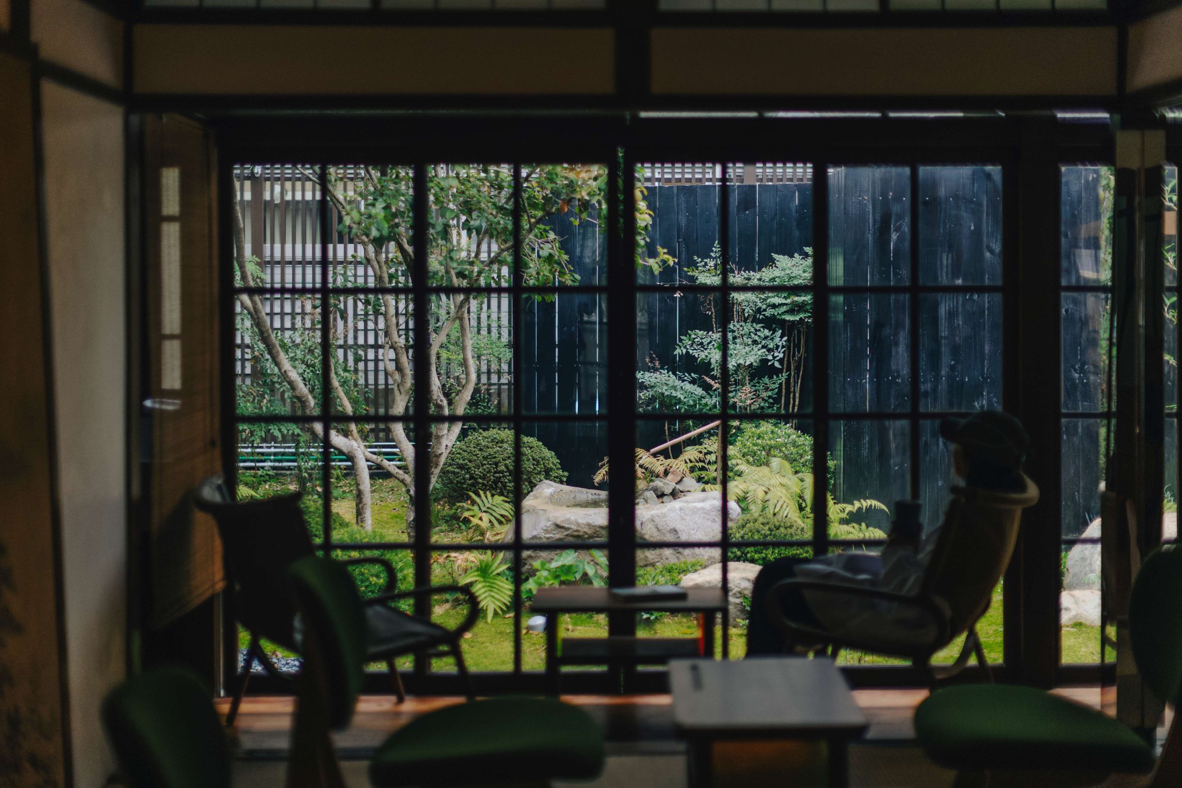 裏花園展現了台灣本地植物和日本技師們的生活故事交織的日式景觀，並設有防空洞等歷史遺跡。（0km山物所提供）