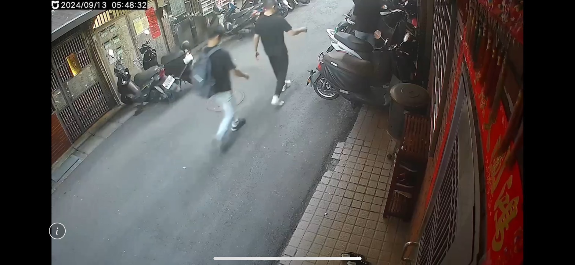 警方調閱監視器，發現詹男清晨就在被害人住處附近徘徊。（翻攝畫面）