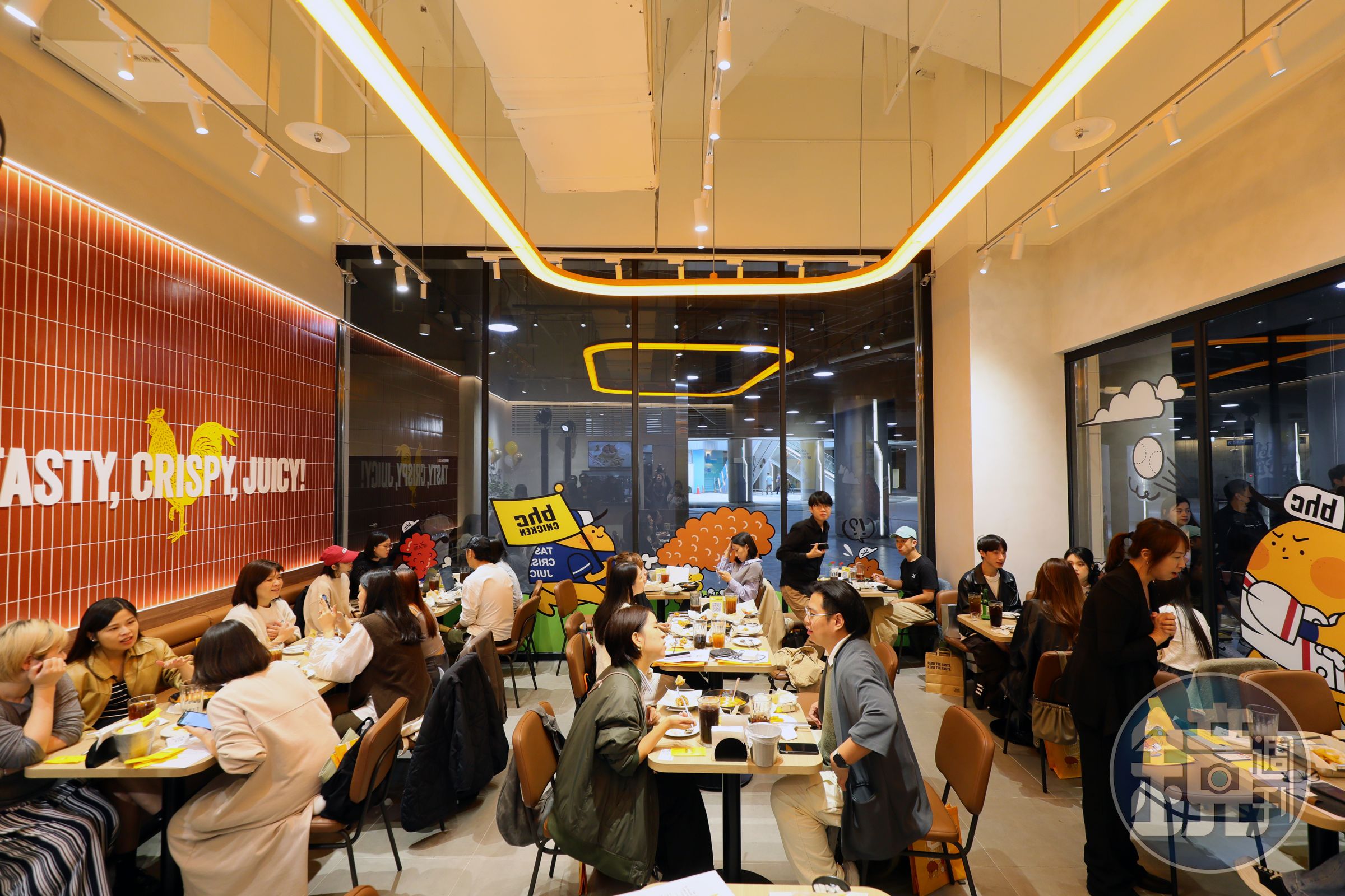 台北大巨蛋店融入品牌吉祥物BBURING與棒球元素，營造明亮活力氛圍。