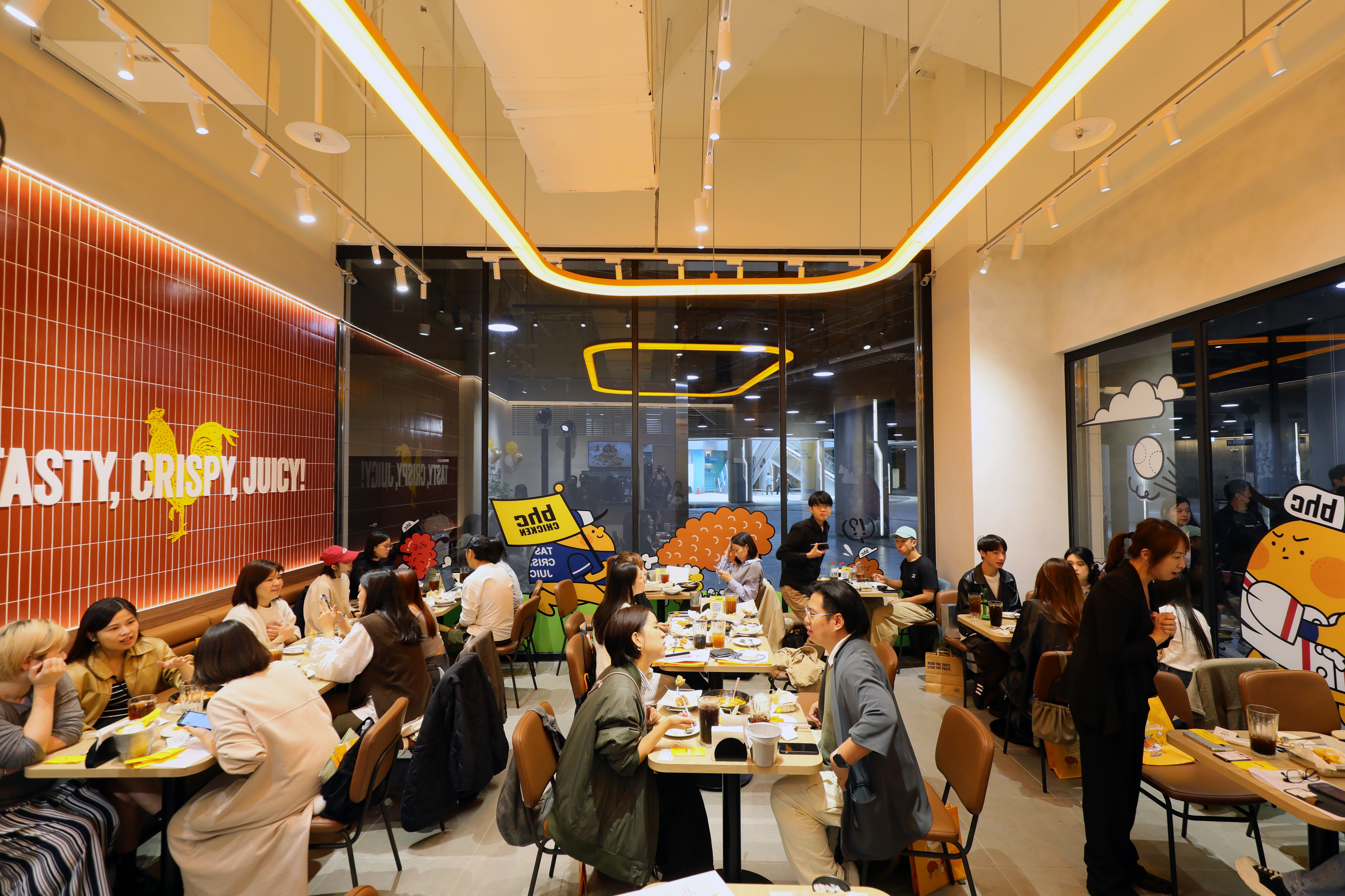 台北大巨蛋店融入品牌吉祥物BBURING與棒球元素，營造明亮活力氛圍。
