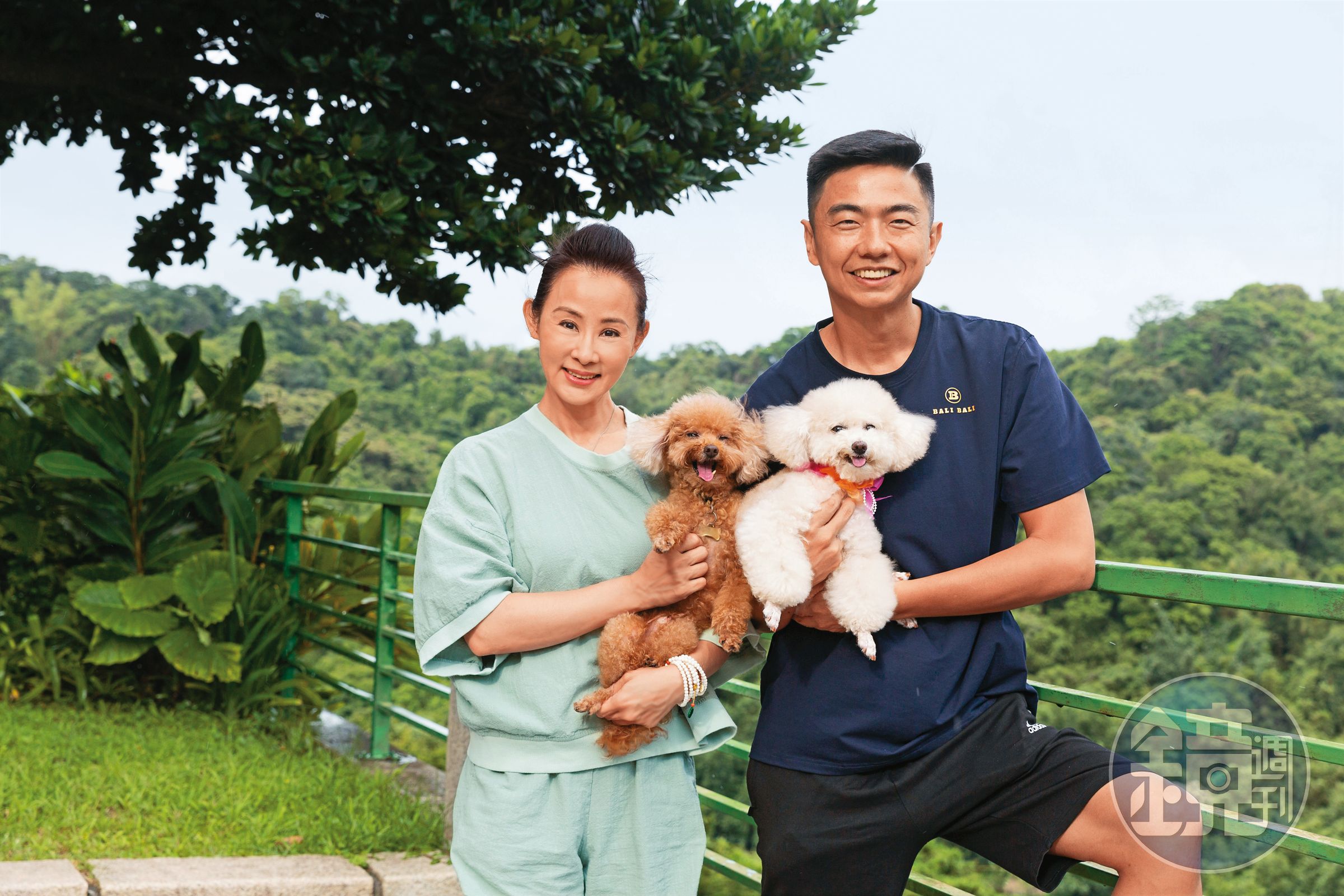 兵家綺（左）帶著2隻貴賓犬妹妹、Q比跟熊爸（右）見面，狗狗乖乖拍照。