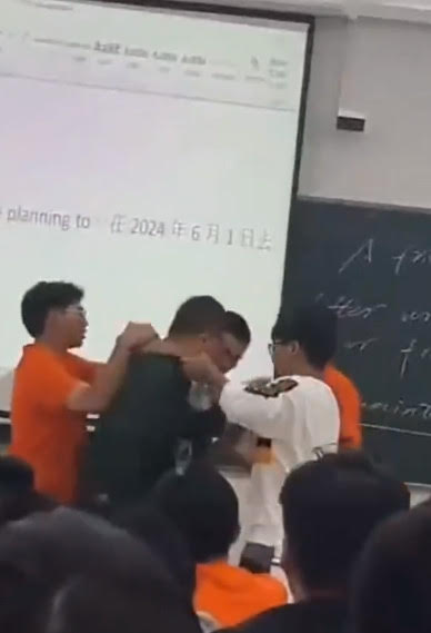 老師被學生鎖喉不敢反抗，最後是幾名男學生上前拉開施暴學生。（翻攝微博）