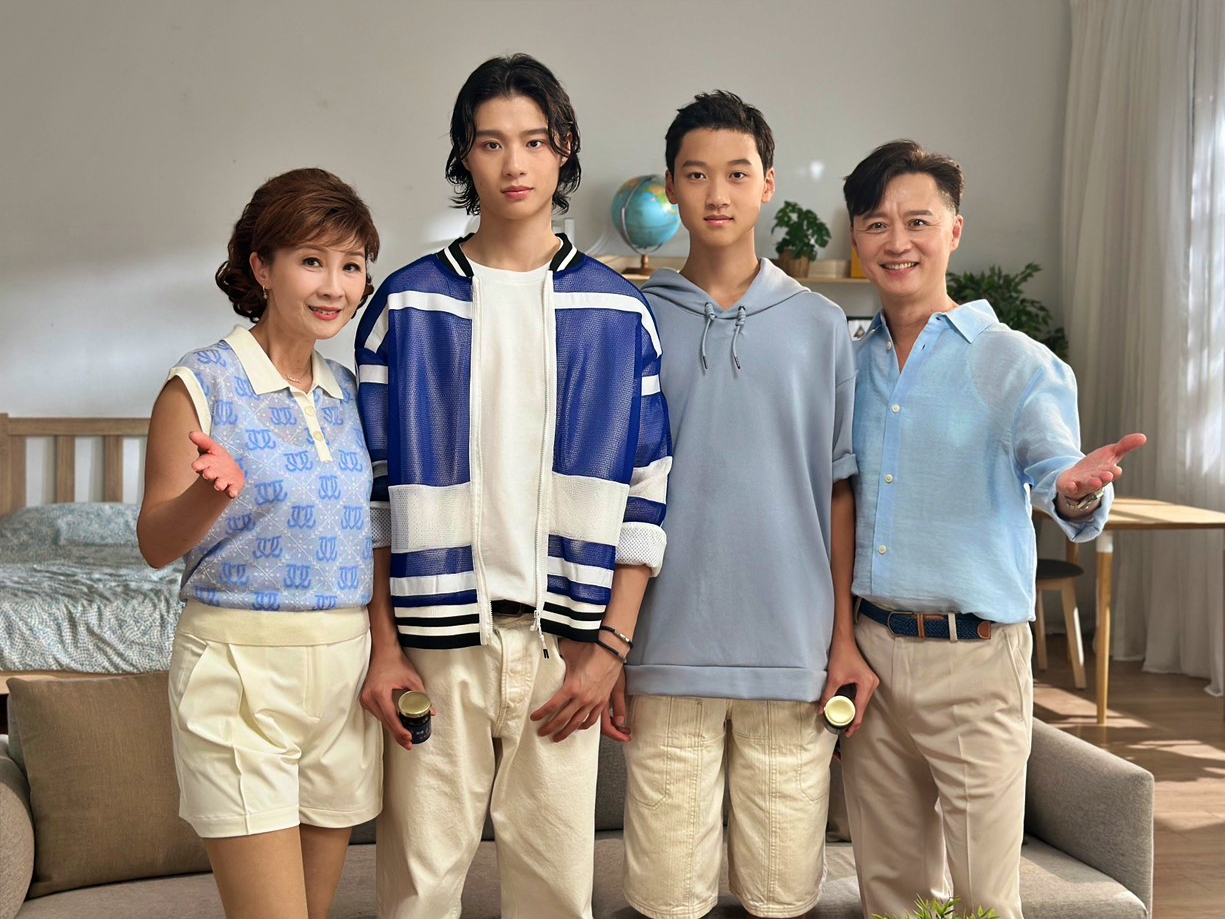 和家馨和何豪傑第一次全家出動拍廣告。（震達等大人供）