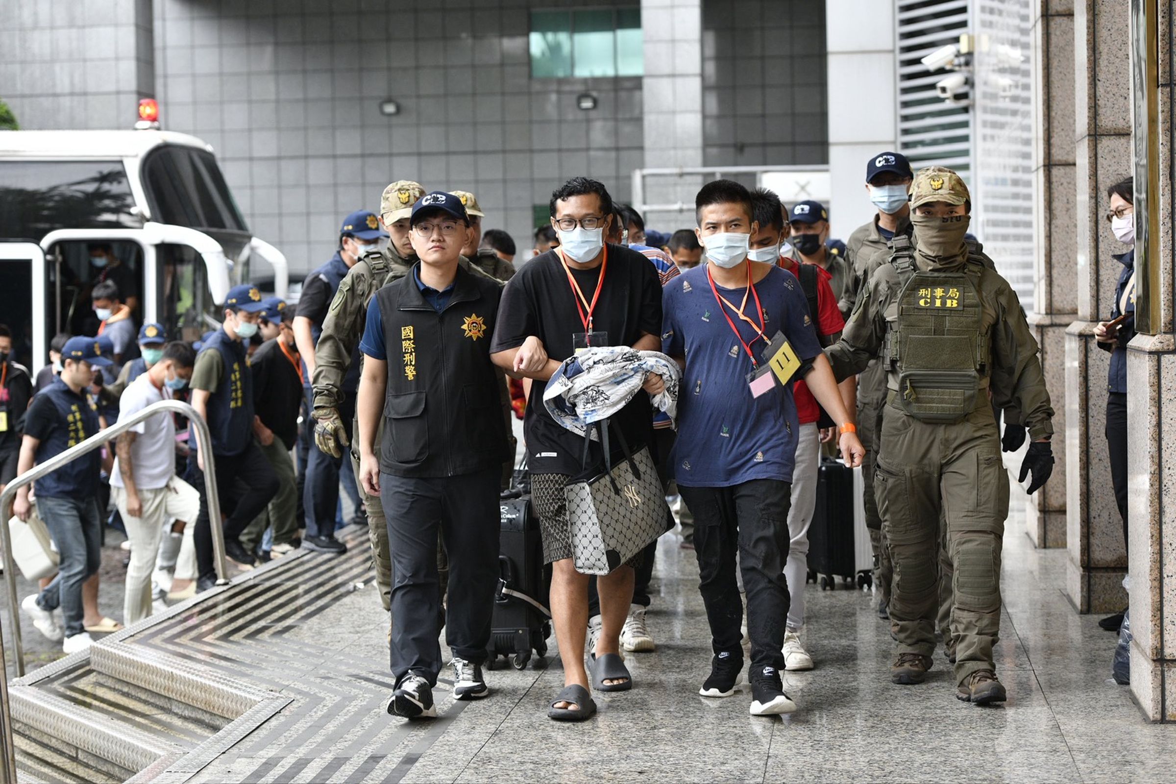 55名國人從詐騙地獄返國,竟有25人是通緝犯!刑事局清晨機場直擊逮人。(鏡報新聞網提供)