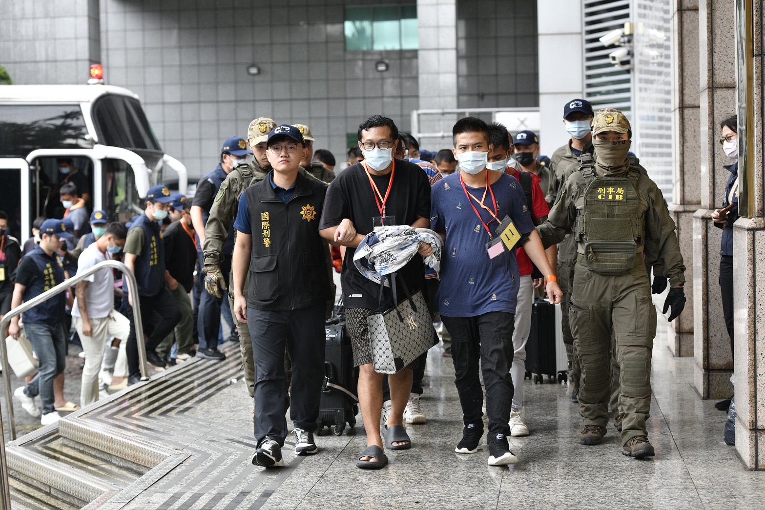 55名國人從詐騙地獄返國，竟有25人是通緝犯！刑事局清晨機場直擊逮人。（鏡報新聞網提供）