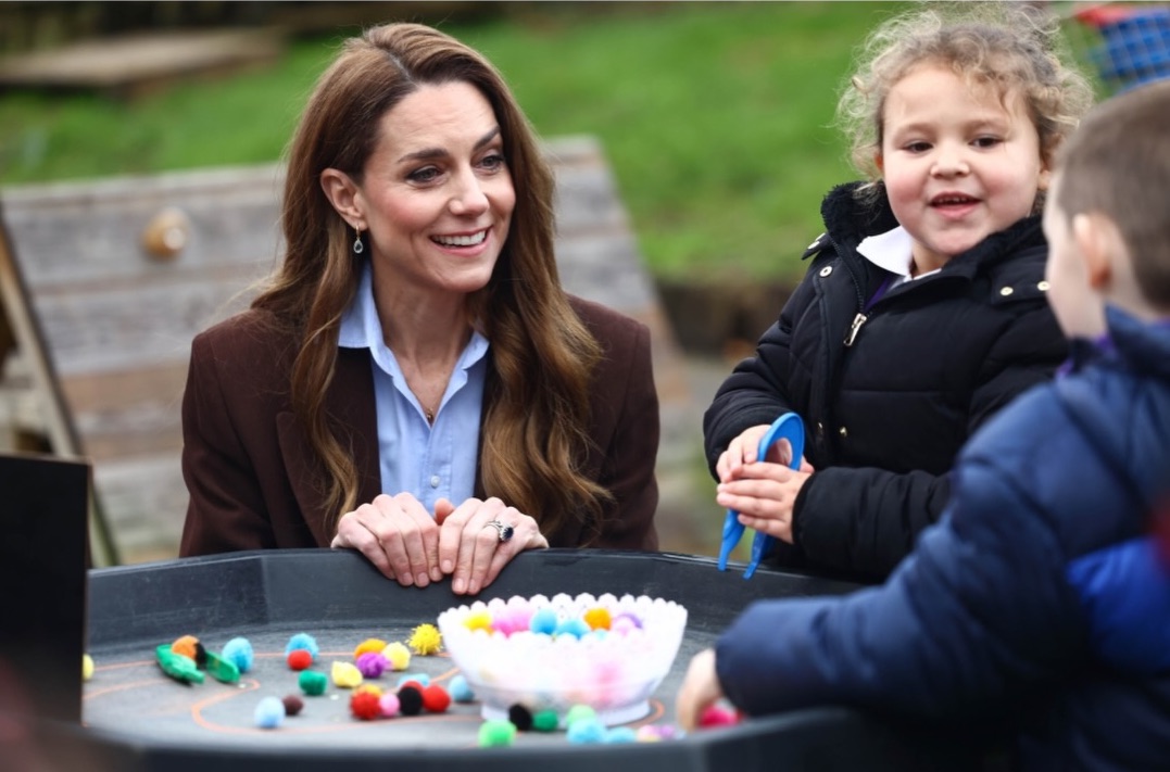 凱特王妃與孩子們玩「用鑷子夾彩球」趣味活動,透露自己喜歡的顏色。(翻攝princeandprincessofwales IG)