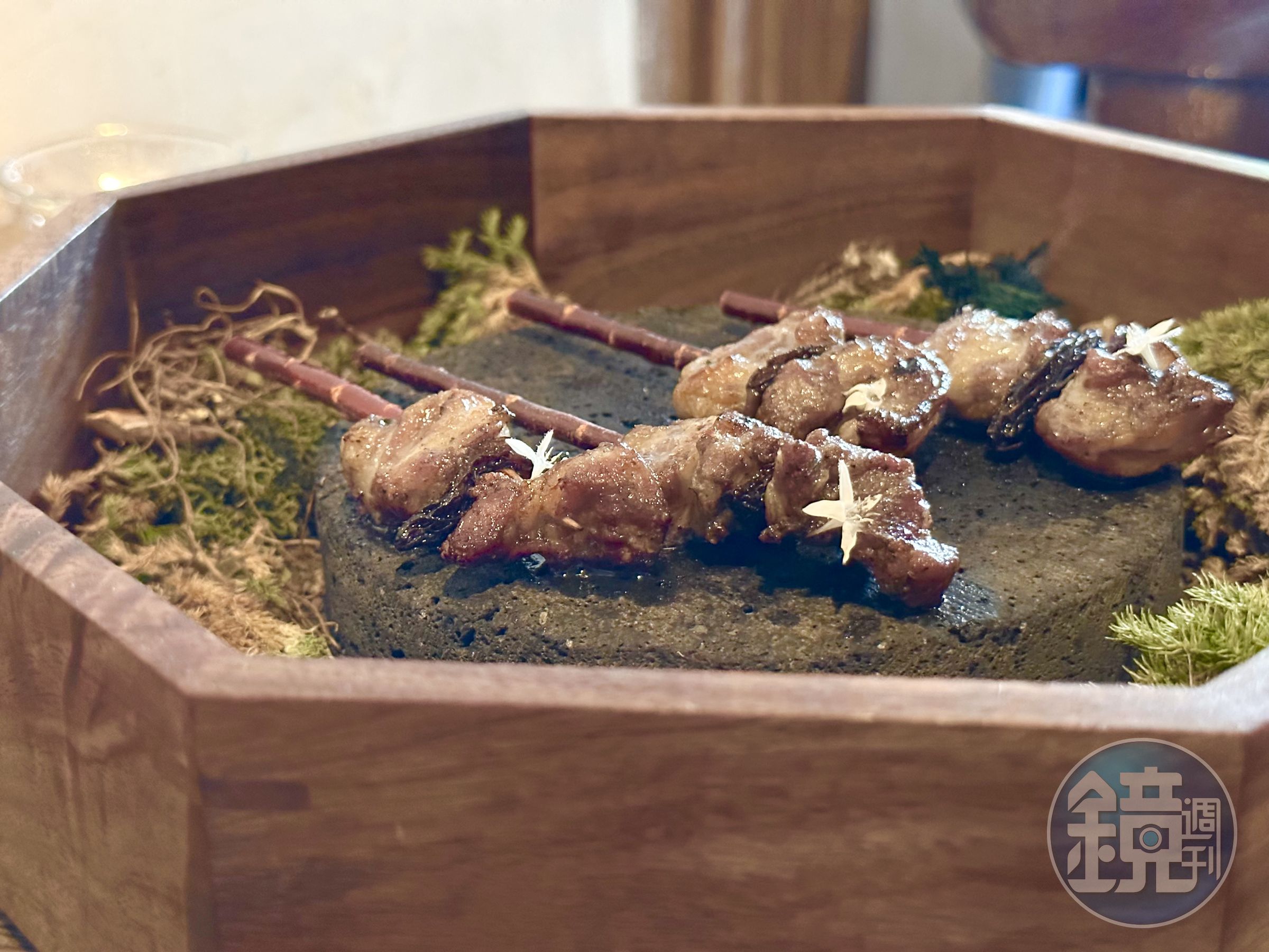 羊肉串油香豐富卻不膩口,羊味濃郁不腥。