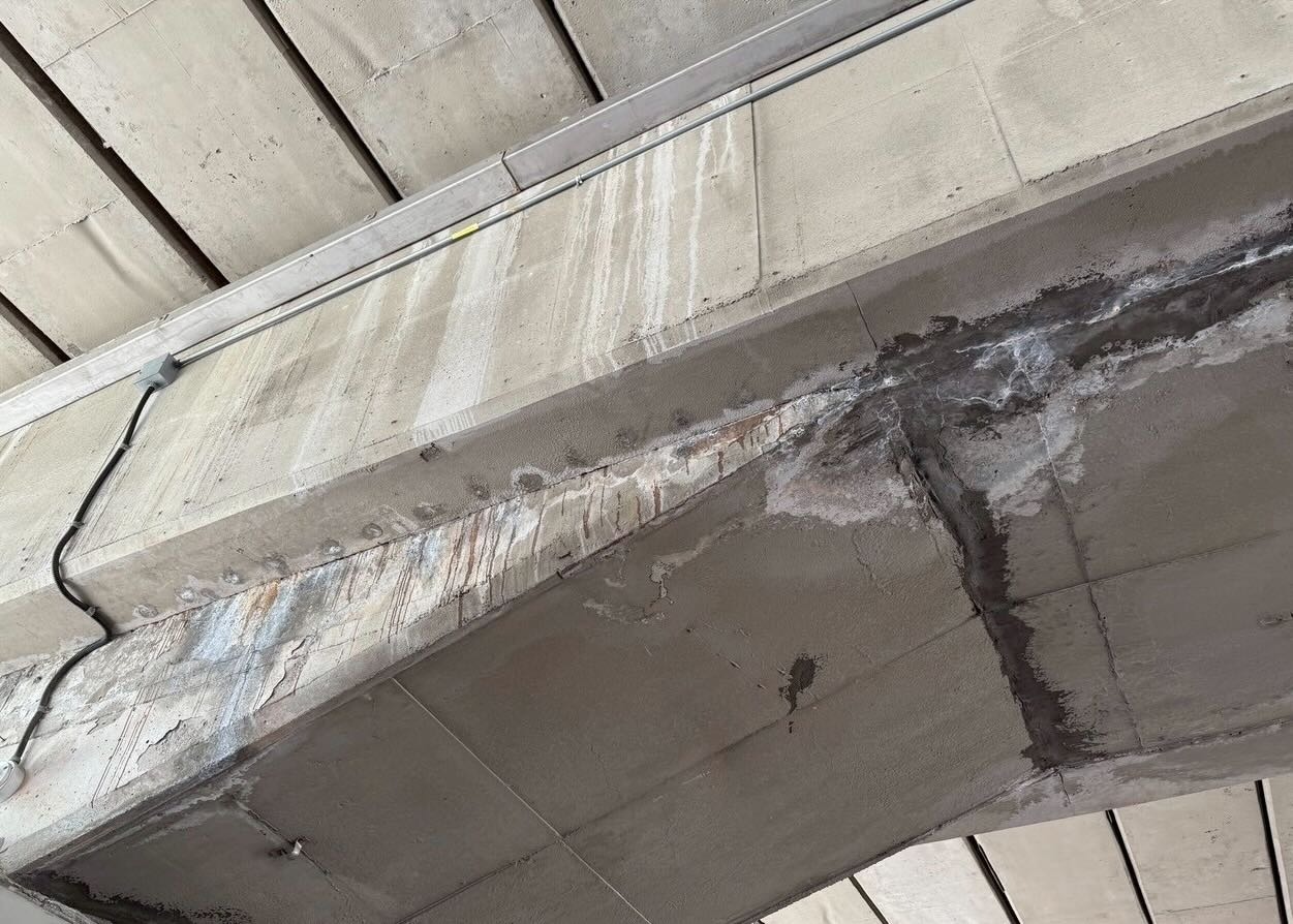 台北市新生高架橋橋墩出現剝落、開裂情形，引發市民安全疑慮。（翻攝自顏若芳threads）