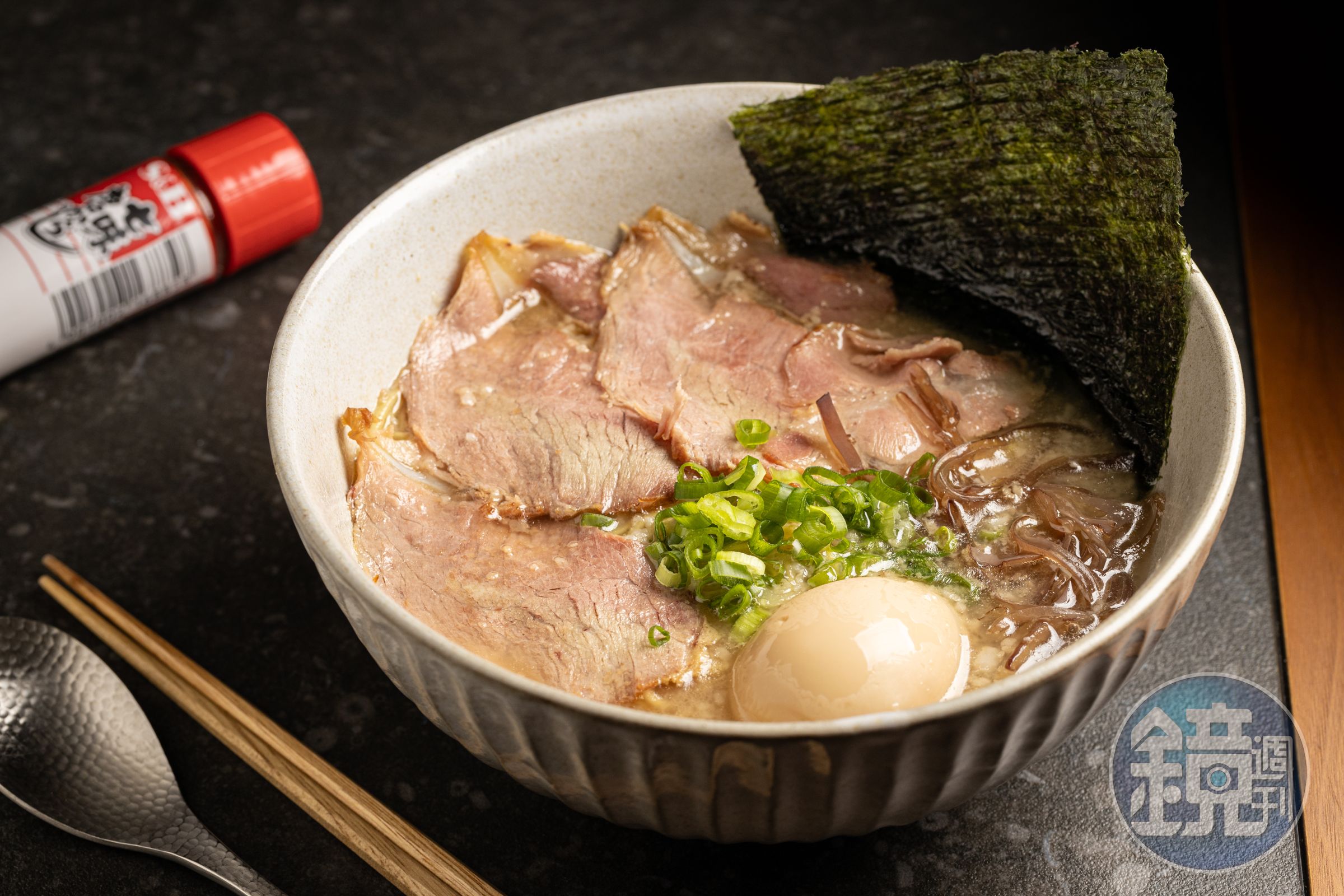 :「煙燻叉燒拉麵」軟嫩肉片配上勁道麵條,豚骨湯頭絕對不輸拉麵專賣店。(230元/份)
