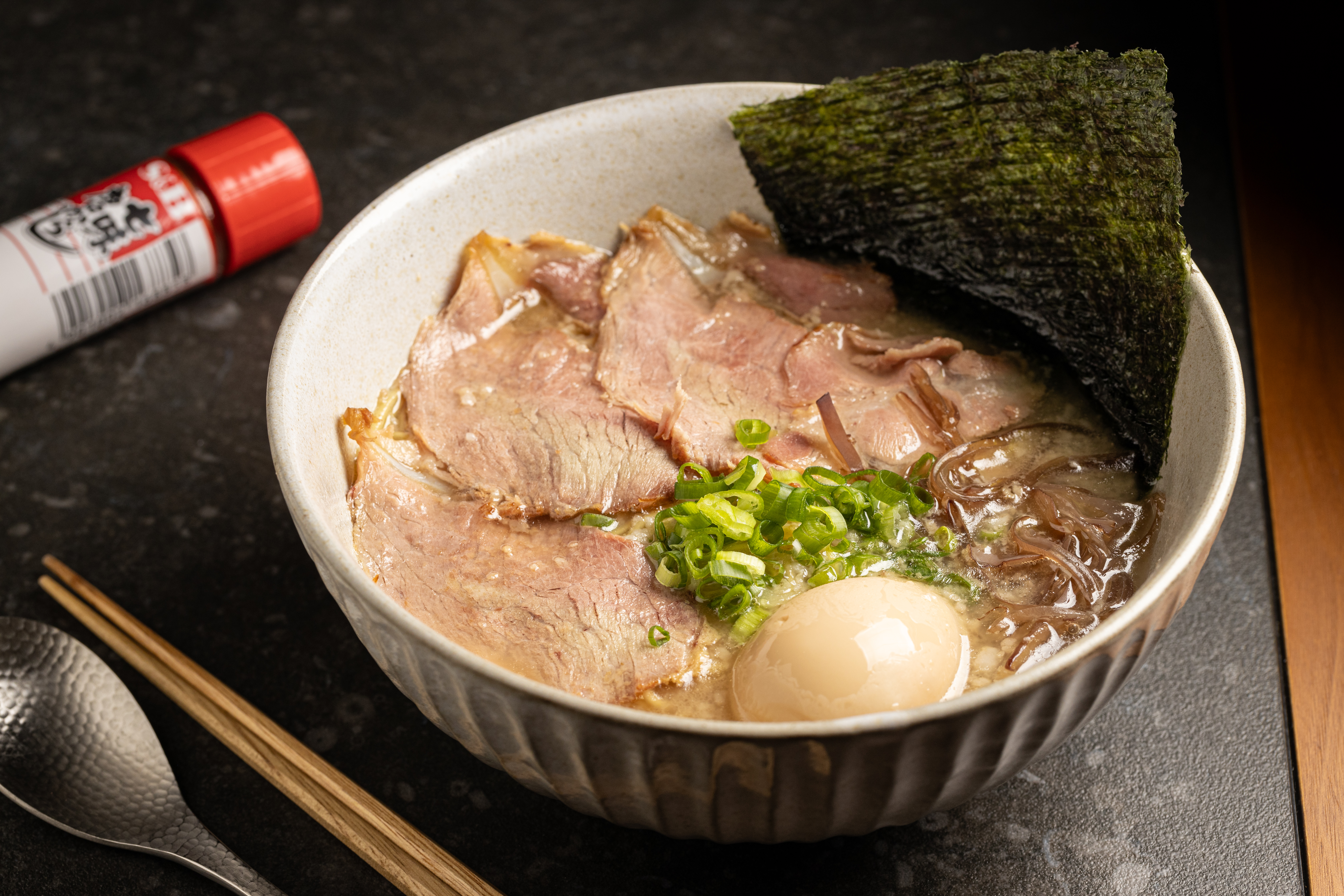 ：「煙燻叉燒拉麵」軟嫩肉片配上勁道麵條，豚骨湯頭絕對不輸拉麵專賣店。（230元／份）