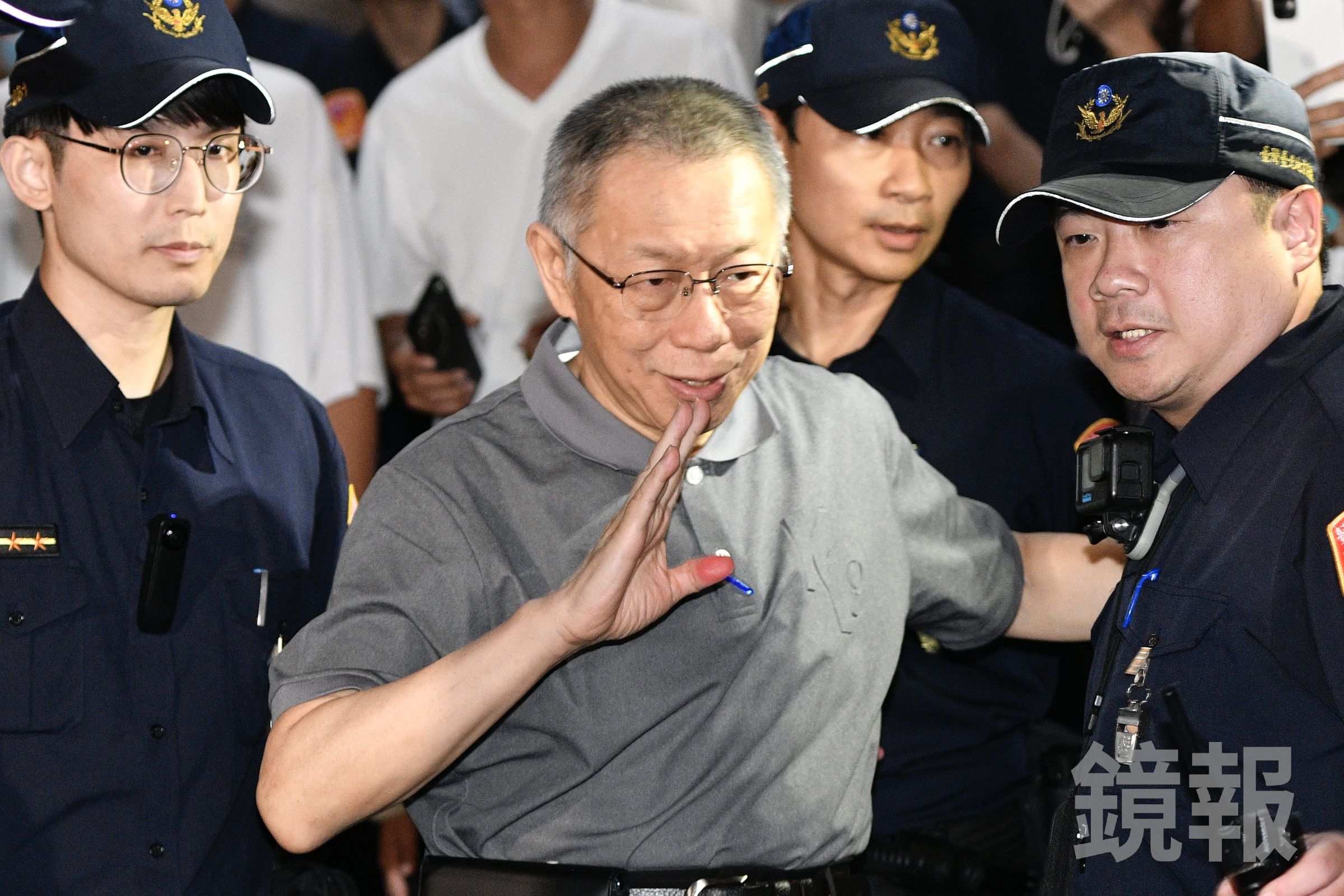 台北地院今（15日）重開羈押庭，經過約7小時的評議，裁定柯維持7,000萬交保。（鏡報李智為攝）