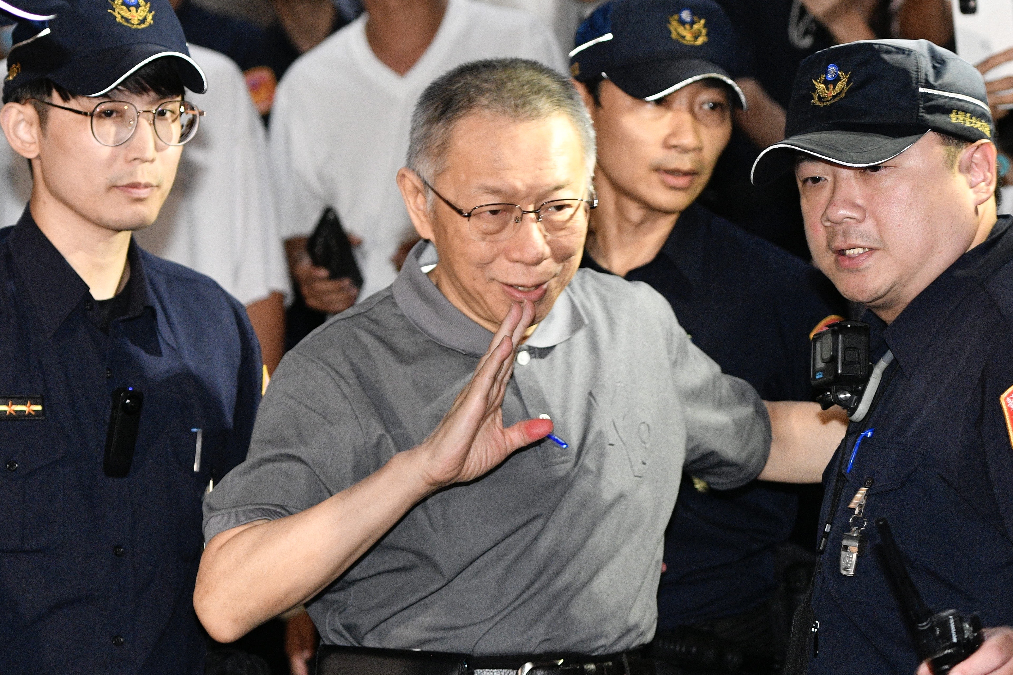 台北地院今（15日）重開羈押庭，經過約7小時的評議，裁定柯維持7,000萬交保。（鏡報李智為攝）