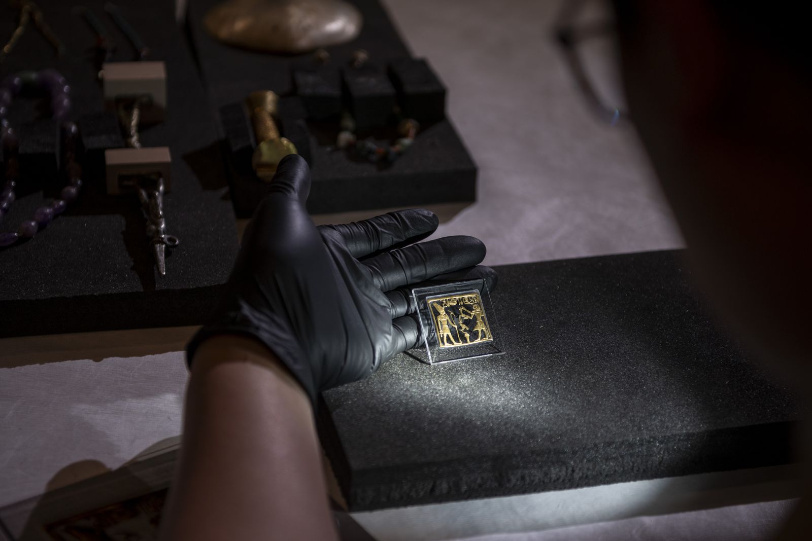 展品〈阿蒙涅姆赫特四世向亞圖姆神獻祭的銘牌〉也被仔細確認。（奇美博物館提供）