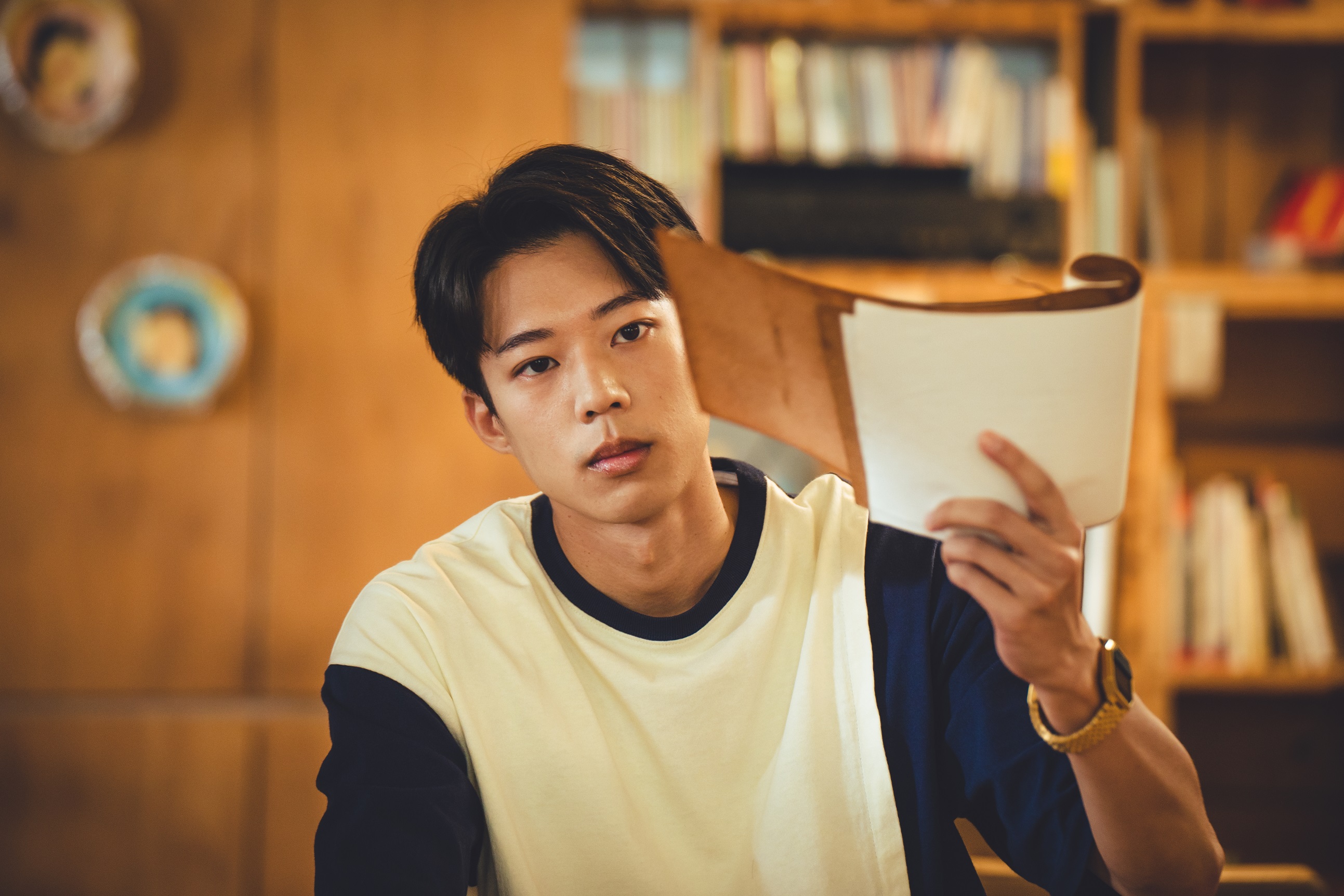 黃信赫在愛情喜劇《讓我看見你是誰》中飾演校草。（CATCHPLAY+提供）