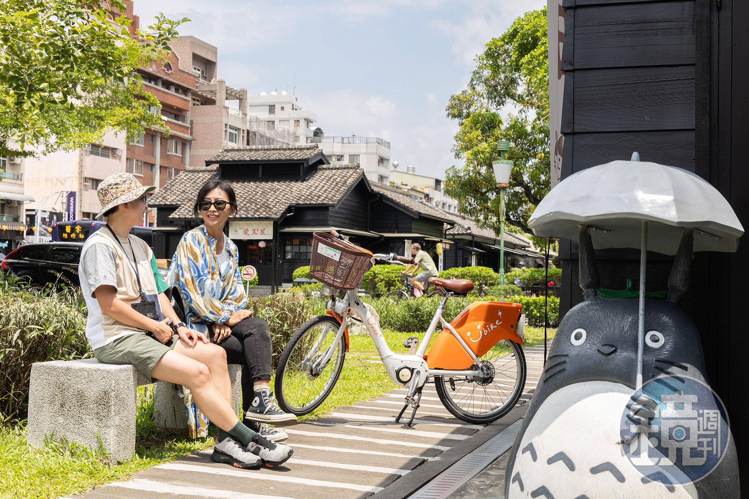 若想要輕鬆騎車，也能租借YouBike電輔單車。