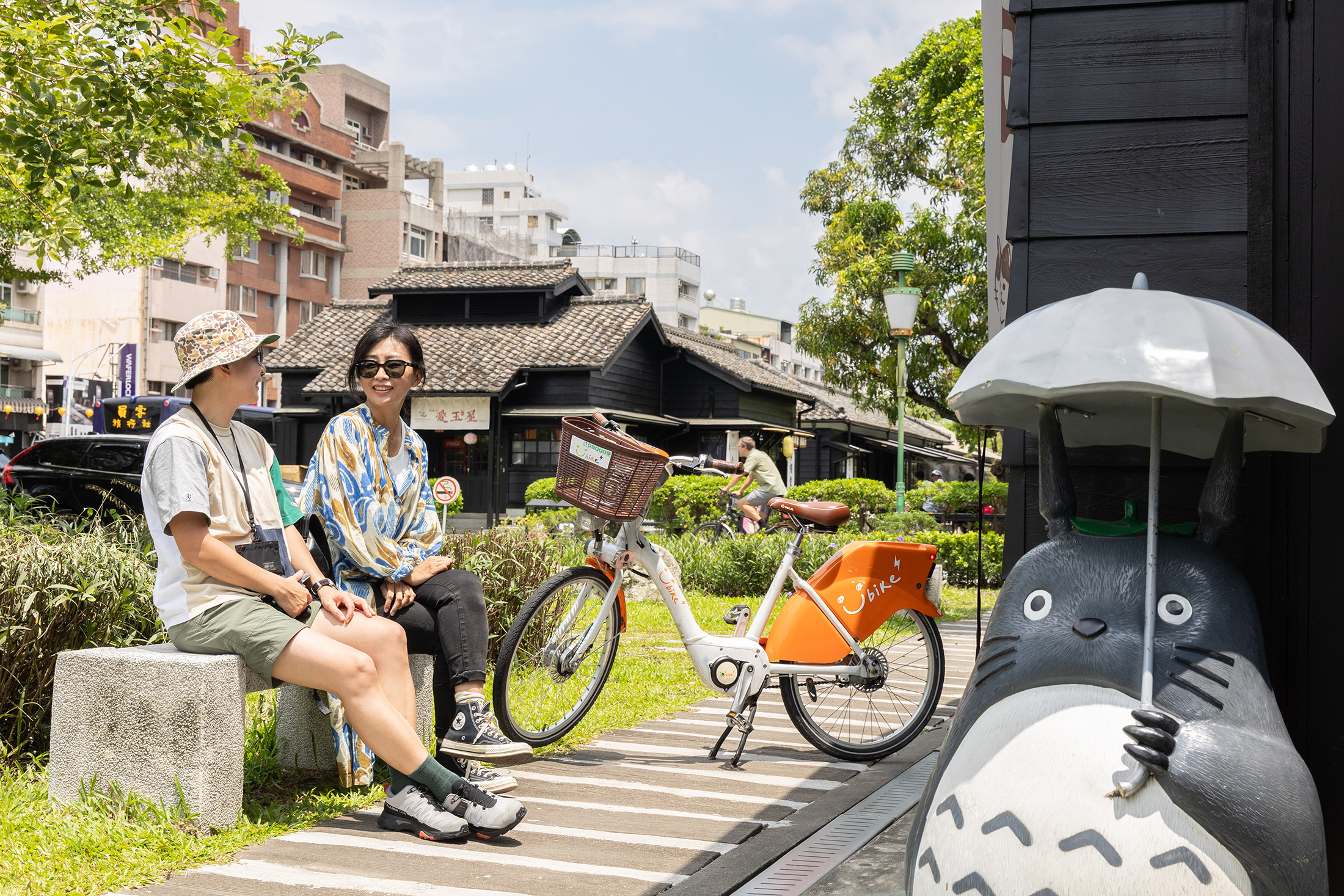 若想要輕鬆騎車，也能租借YouBike電輔單車。