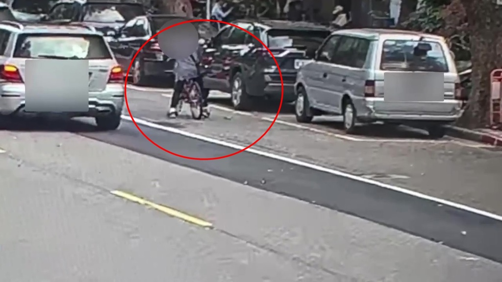 黃男騎單車路過，見到地上的現金袋竟撿走存進銀行內。（翻攝畫面）
