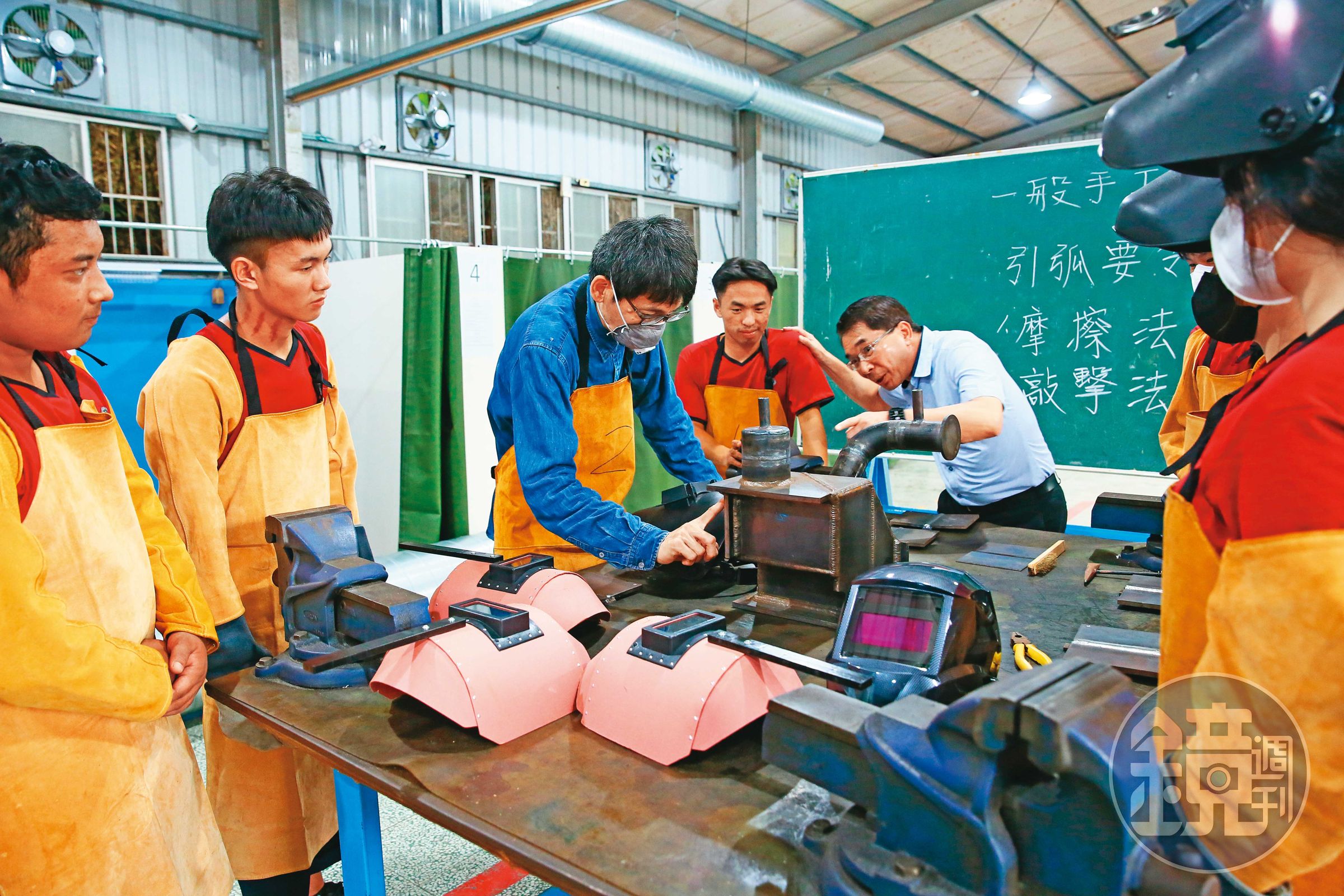 世紀鋼集團透過興辦「世紀綠能工商」,引進印尼、越南等技師來台受訓培養海外設廠種子部隊。