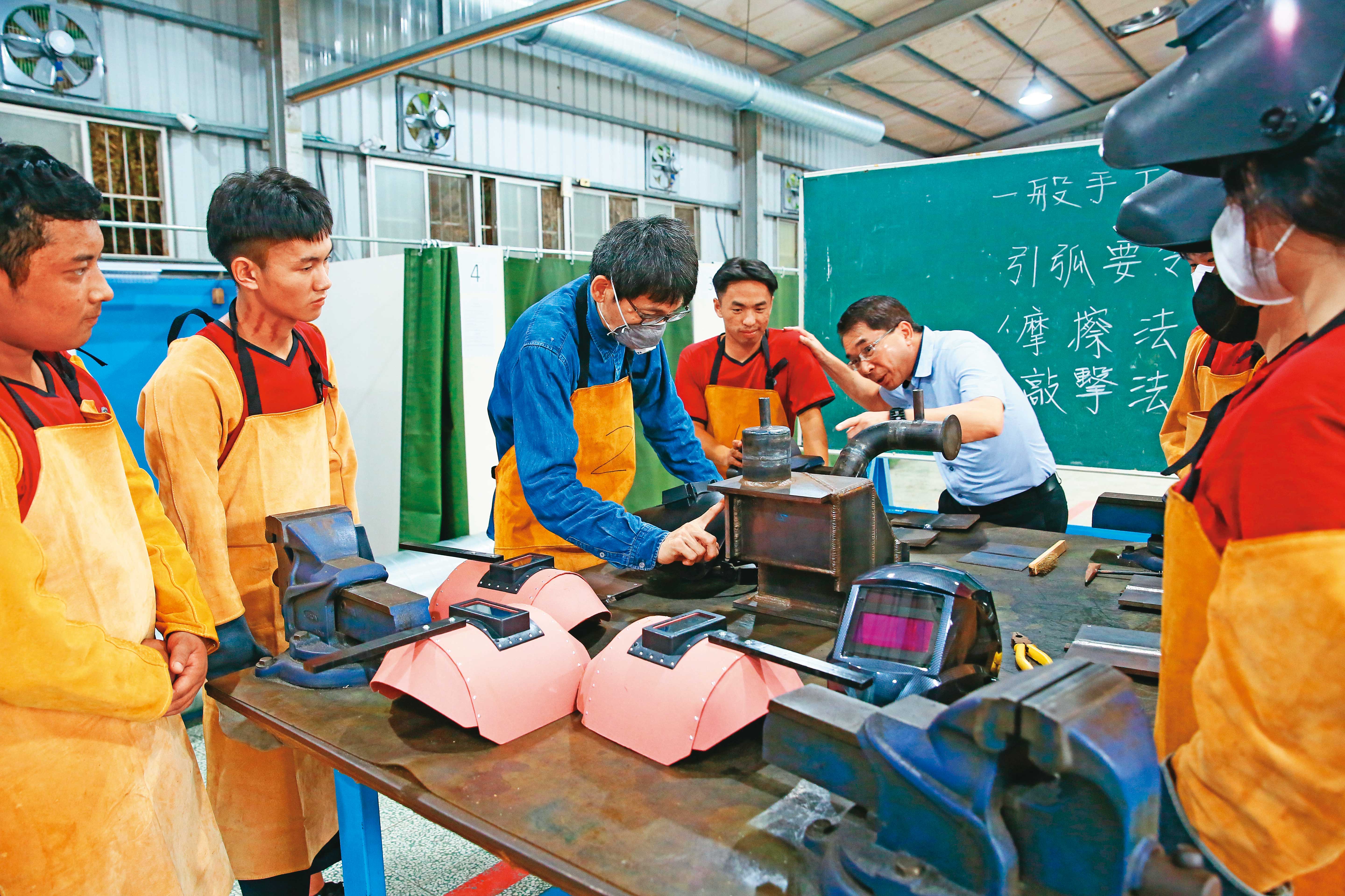 世紀鋼集團透過興辦「世紀綠能工商」，引進印尼、越南等技師來台受訓培養海外設廠種子部隊。