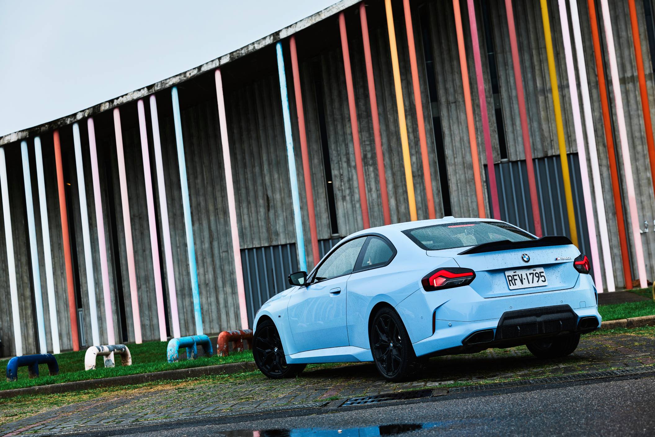 BMW M240i xDrive 提供適度餘裕與穩定性能，讓駕駛在輕鬆掌握下體驗操控樂趣，不需時時緊繃也能享受速度節奏。