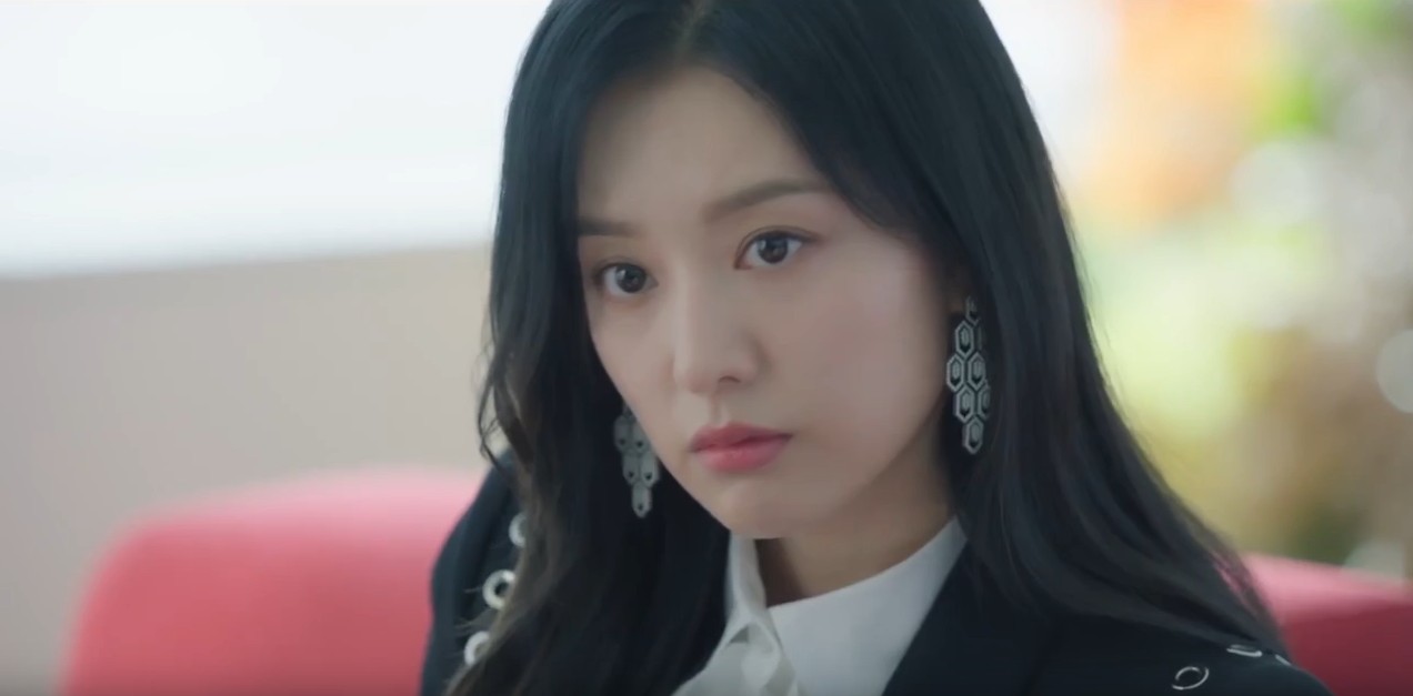 《淚之女王》中的金智媛配戴BVLGARI SERPENTI系列鑽石耳環，展現貴氣。（翻攝自NETFLIX）