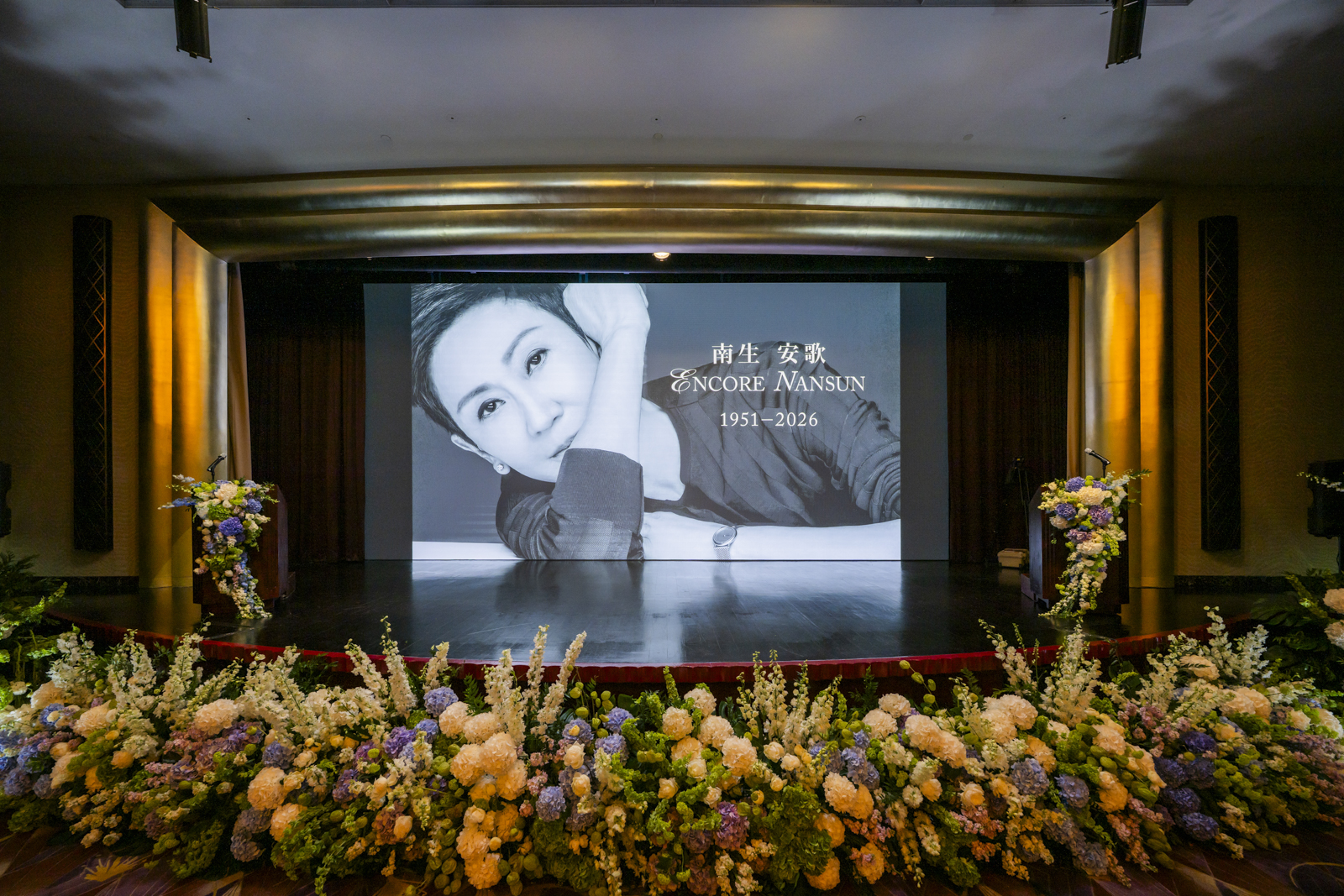 影壇俠女施南生追思會 近百巨星黑衣致敬 徐克深情短片淚灑全場