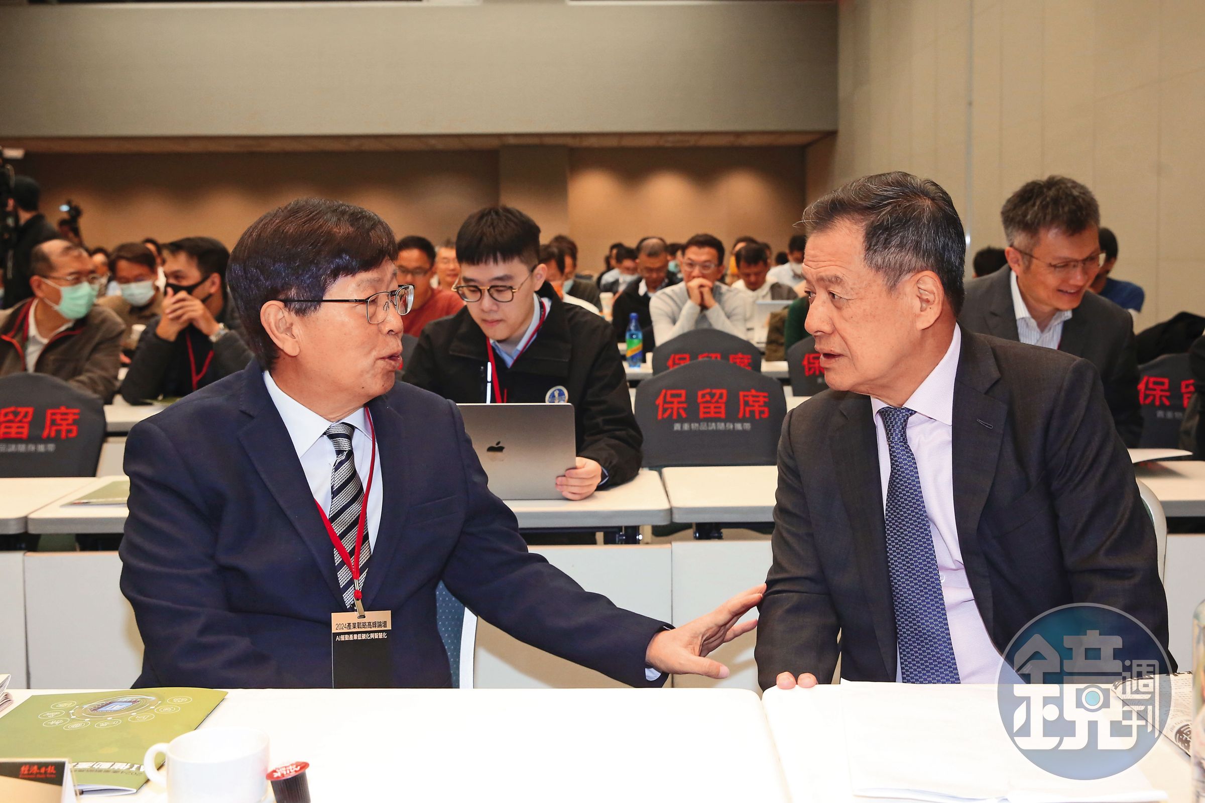 鴻海董事長劉揚偉（左）與東元董事長利明献（右）相識甚久，此次雙方洽談也算是一拍即合。