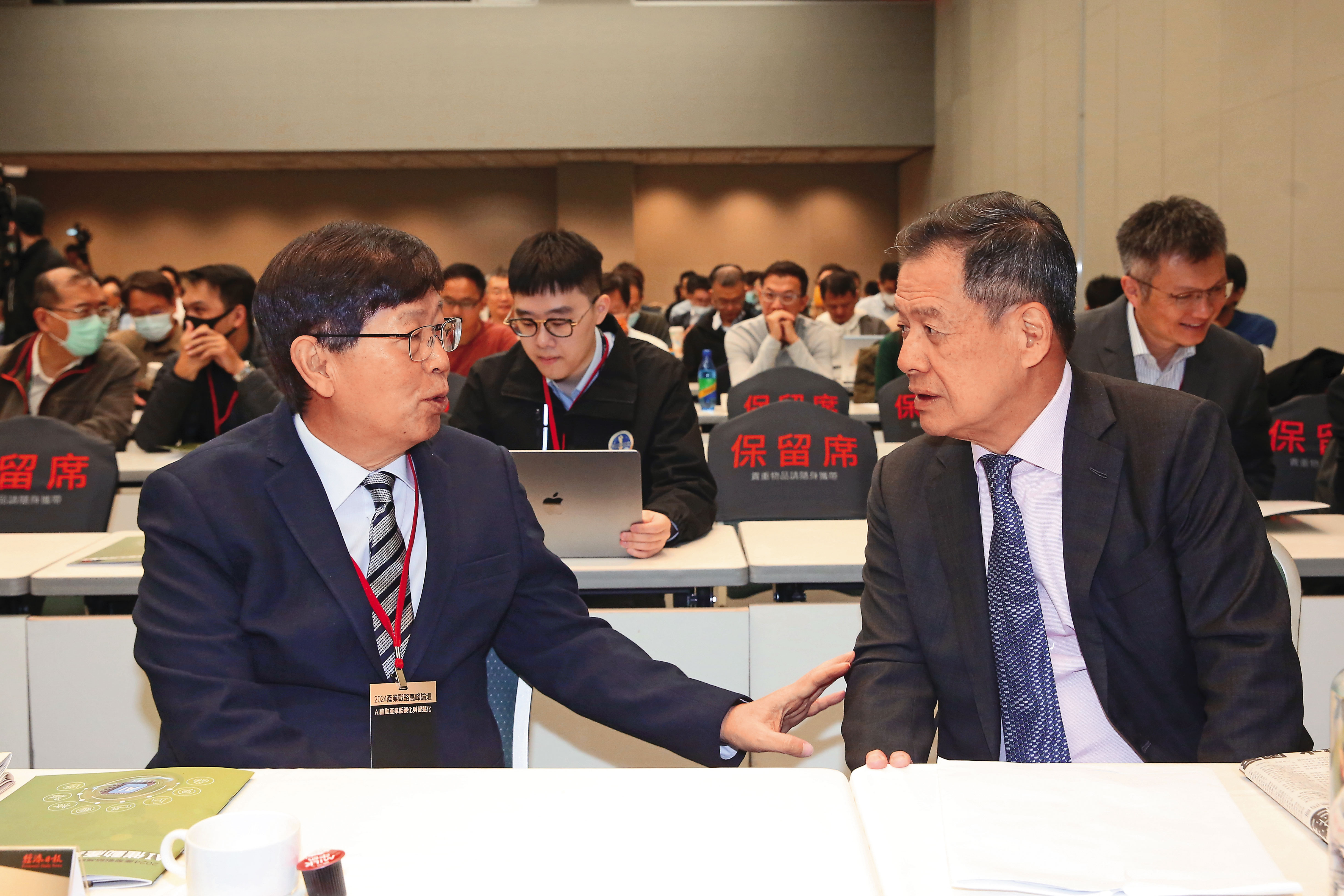 鴻海董事長劉揚偉（左）與東元董事長利明献（右）相識甚久，此次雙方洽談也算是一拍即合。