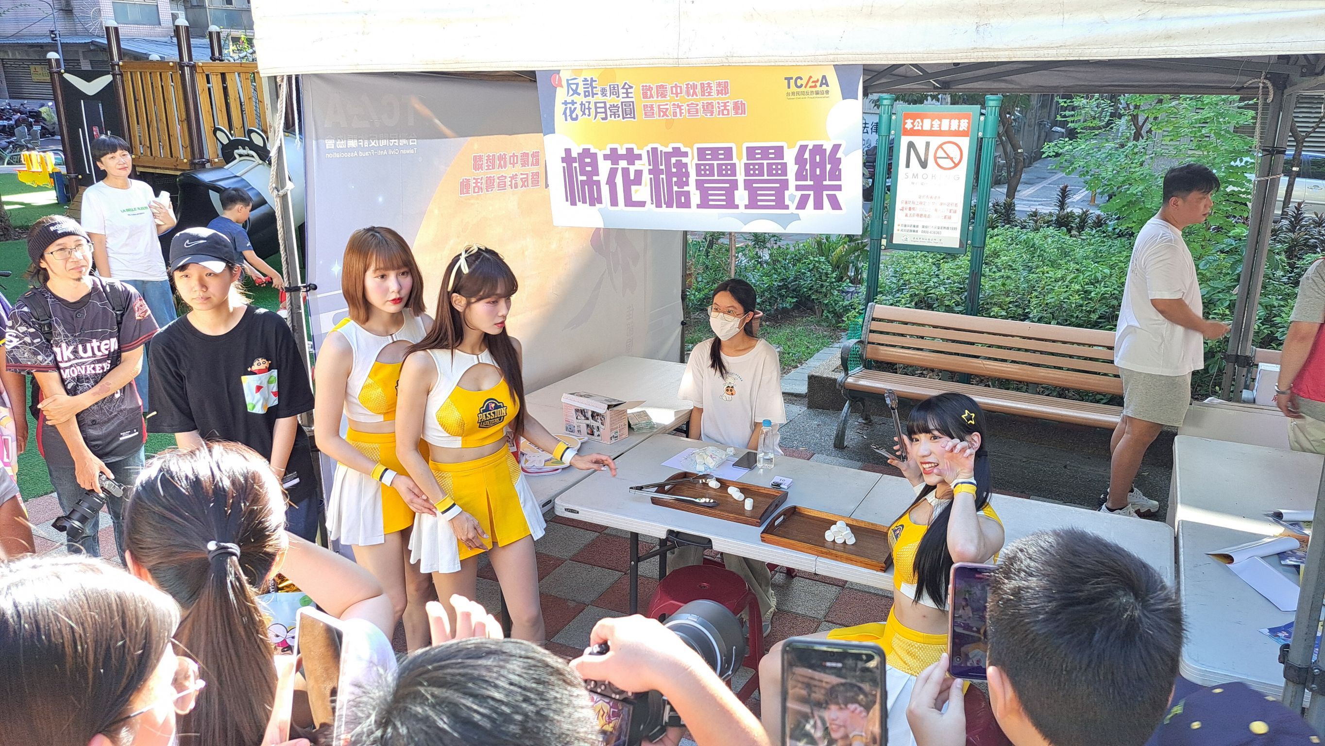 中信兄弟啦啦隊透過互動遊戲，向民眾宣導防詐觀念。（民間反詐騙協會提供）