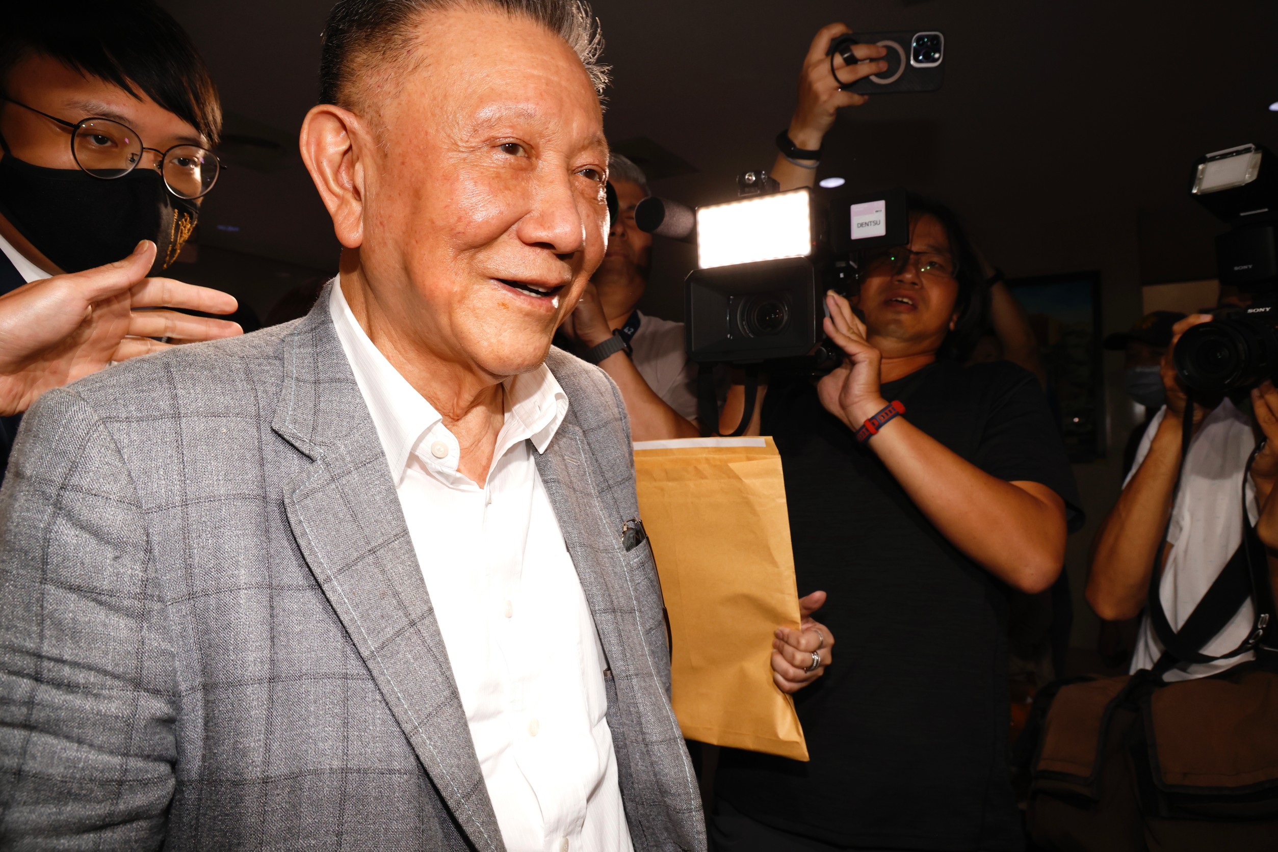 檢廉懷疑,自2018年起至2021年間,沈慶京針對京華城容積率案有可疑款項流向應曉薇。