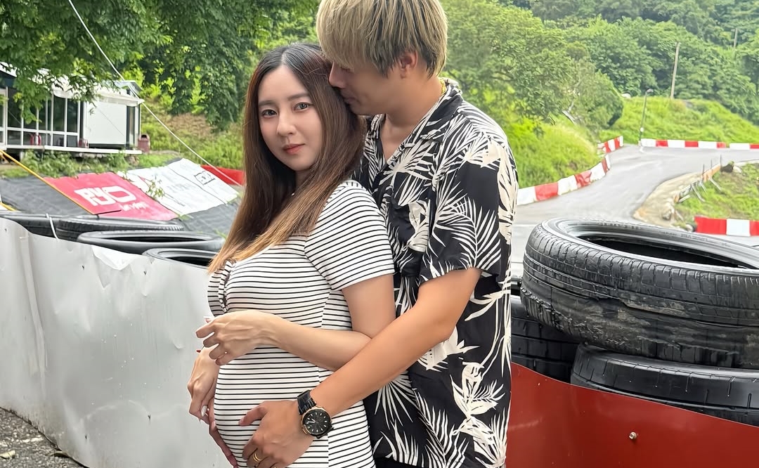 網紅儒哥今天po出摟著未婚妻衣衣的照片，並興奮宣布「各位 我當爸了！」（翻攝自Ru儒哥IG）