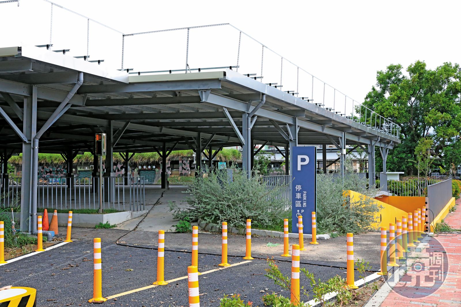 勤益科大的學生機車停車場原本沒有車道，挨批超級智障工程，後來才追加預算鋪設