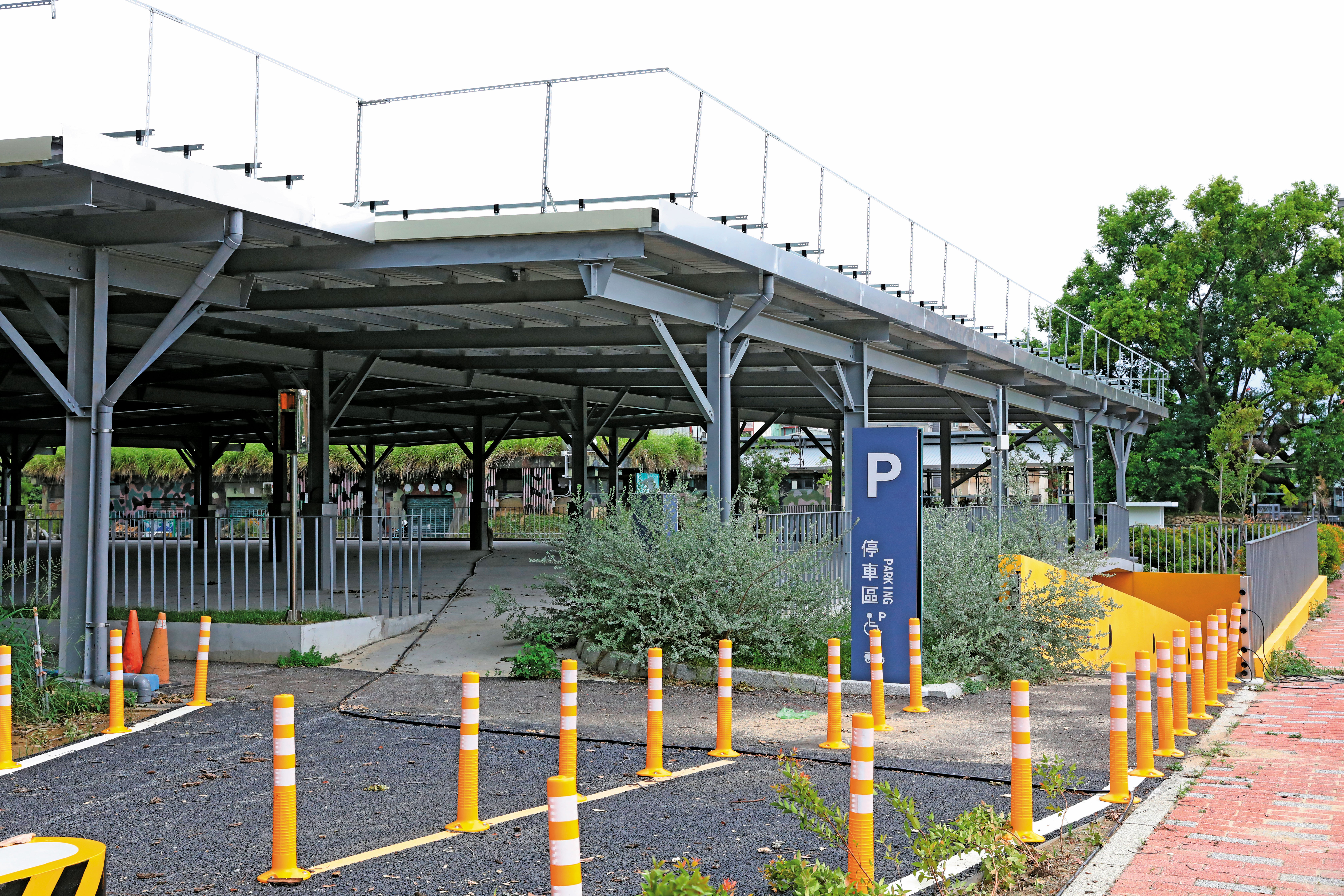 勤益科大的學生機車停車場原本沒有車道，挨批超級智障工程，後來才追加預算鋪設。