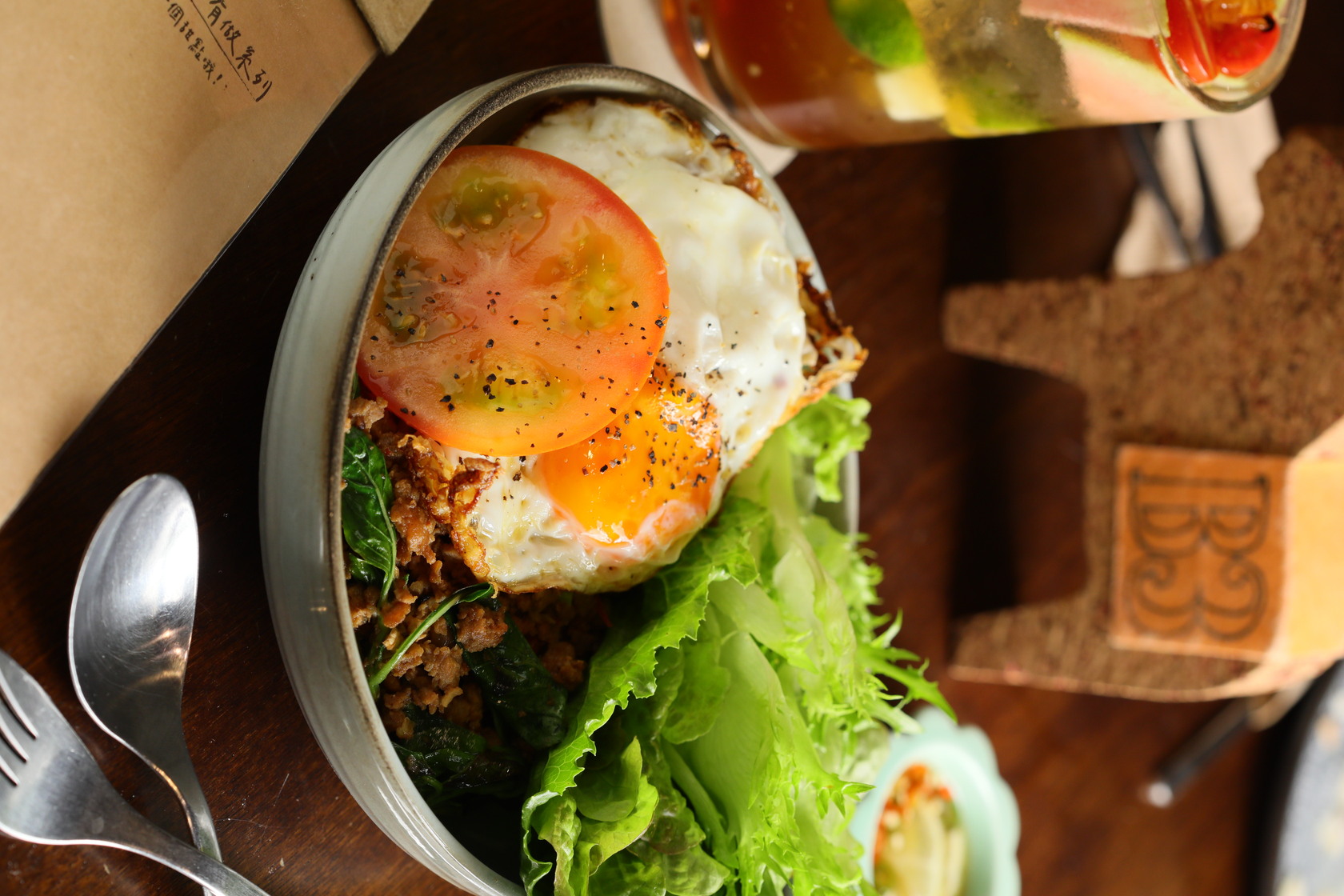 「泰式打拋豬肉飯」搭配藜麥飯、半熟太陽蛋，十分下飯。（280元／份）
