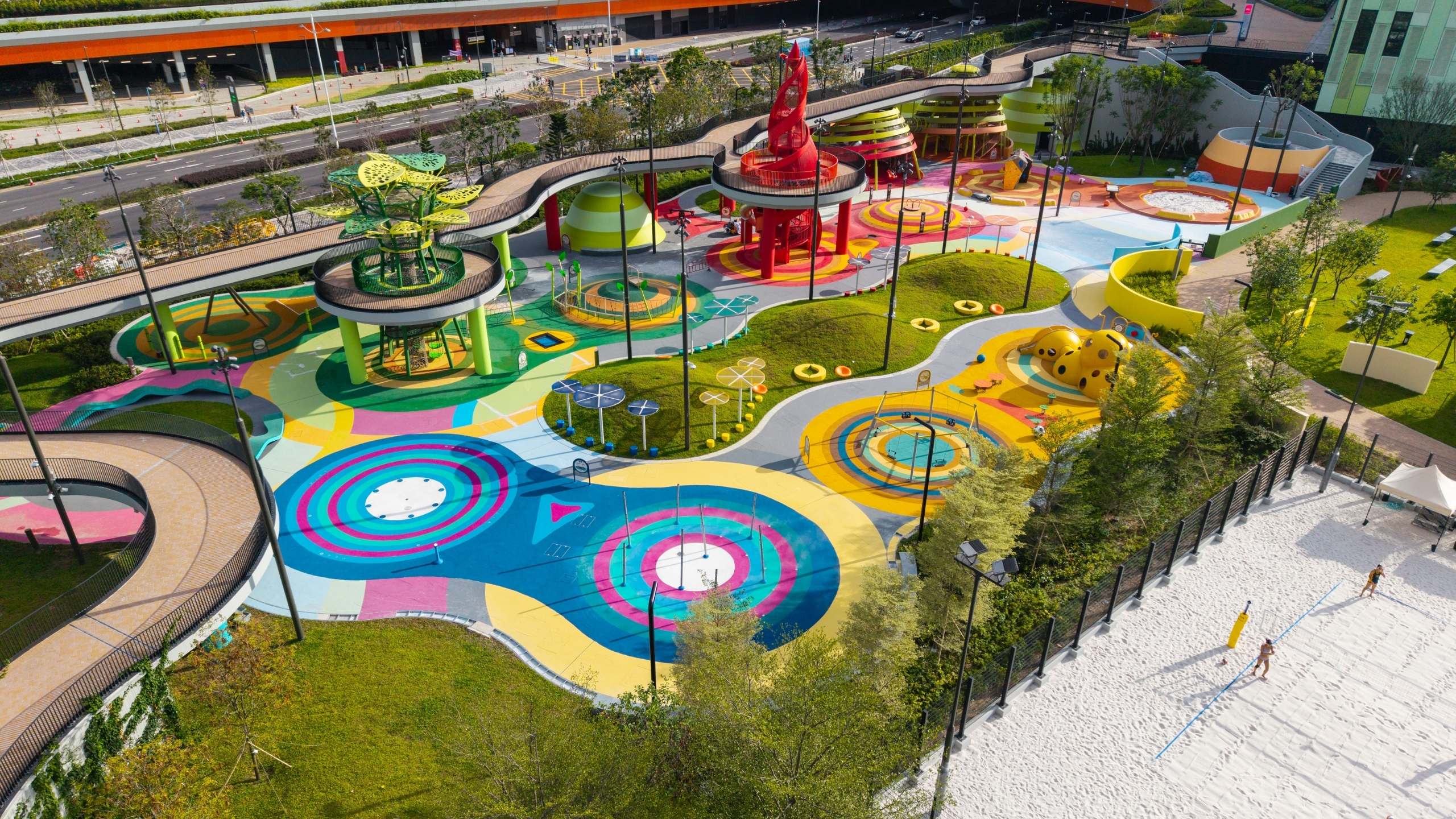 「五行童樂園」是位於香港啟德體育園內的大型免費戶外兒童遊樂場，設計靈感來自宋代鹽田景觀，並將樂園按照五行概念劃分主題區。（五行童樂園提供）