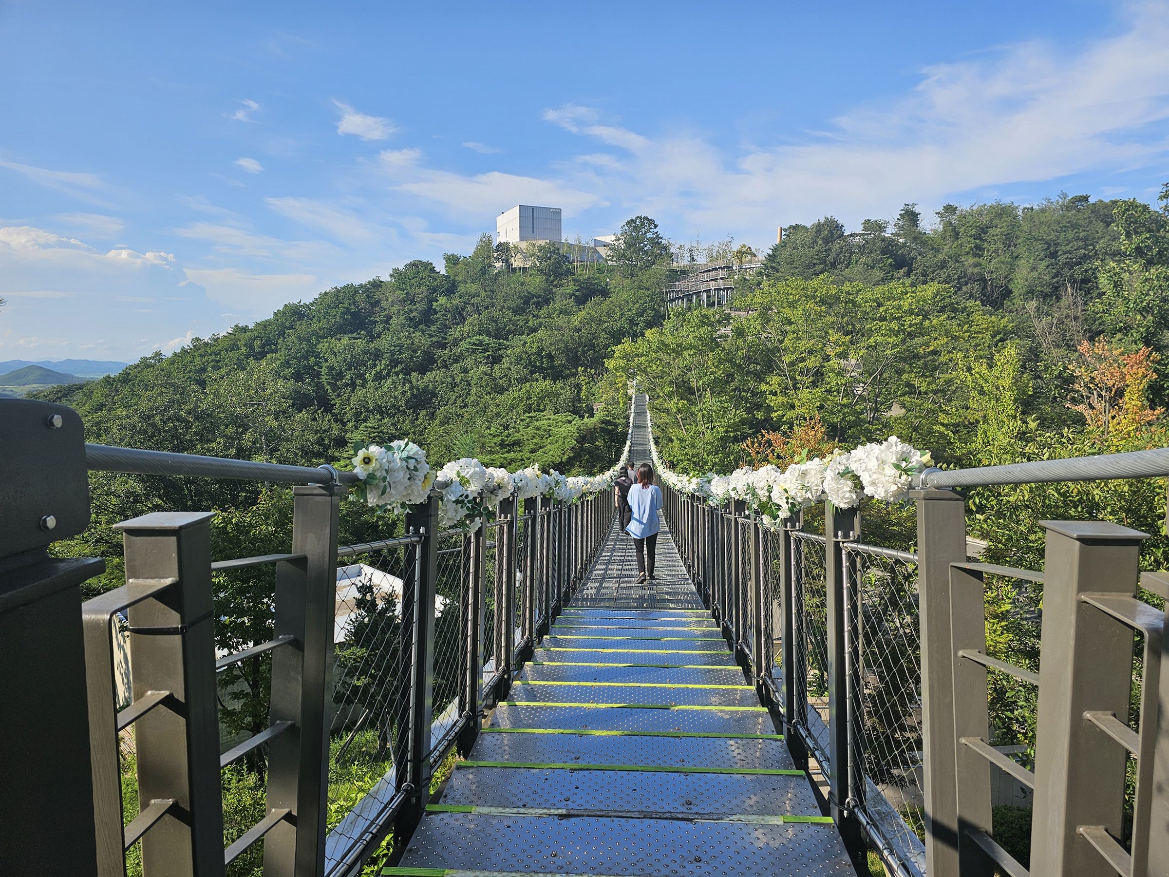 沿著公園內的吊橋，就能從展覽館這邊走向星巴克咖啡館。（京畿觀光公社提供）