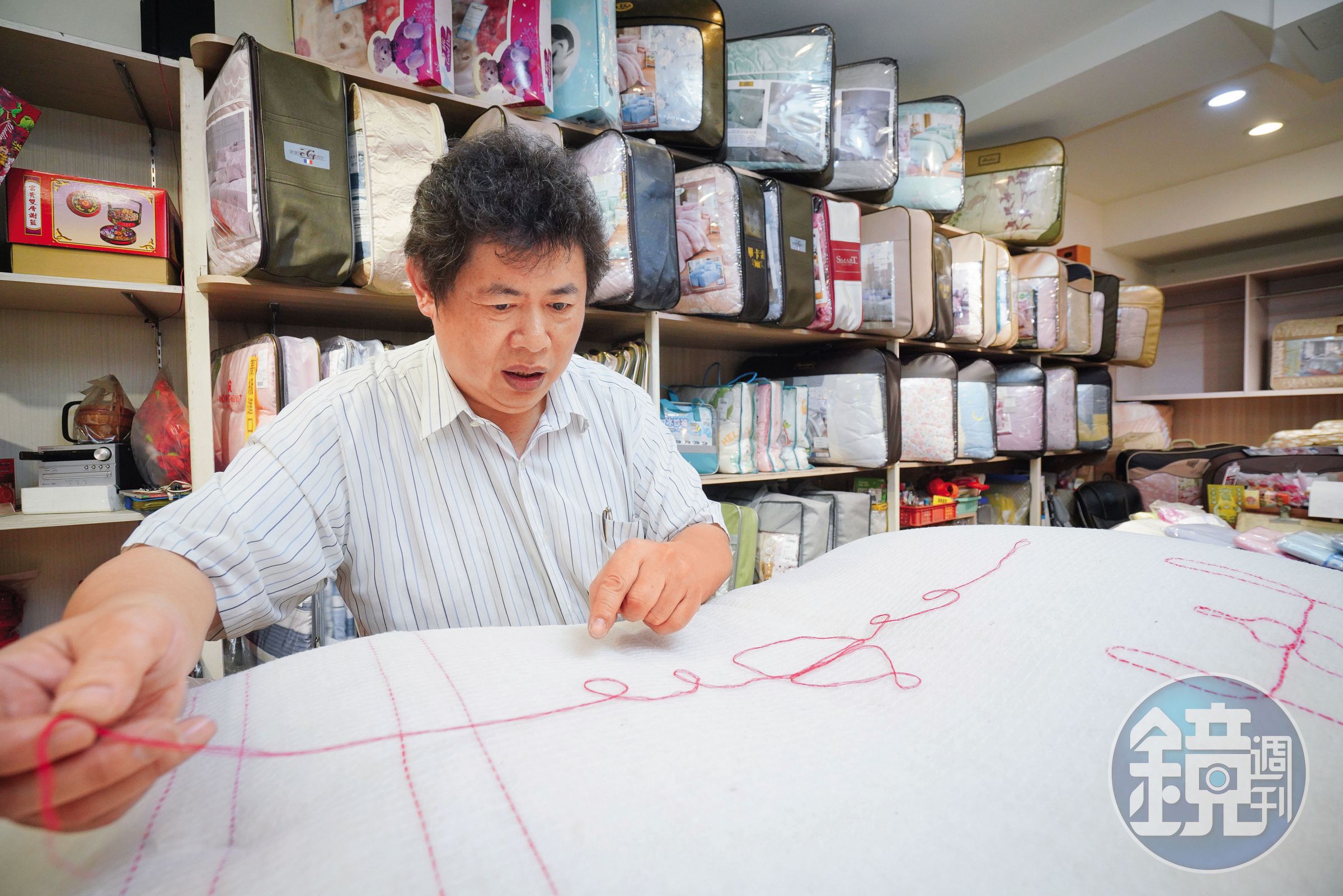 古代手工棉被行普遍沒有店名，師傅以自創商標識別。張寶仁示範祖傳「葫蘆」標誌如何編織。