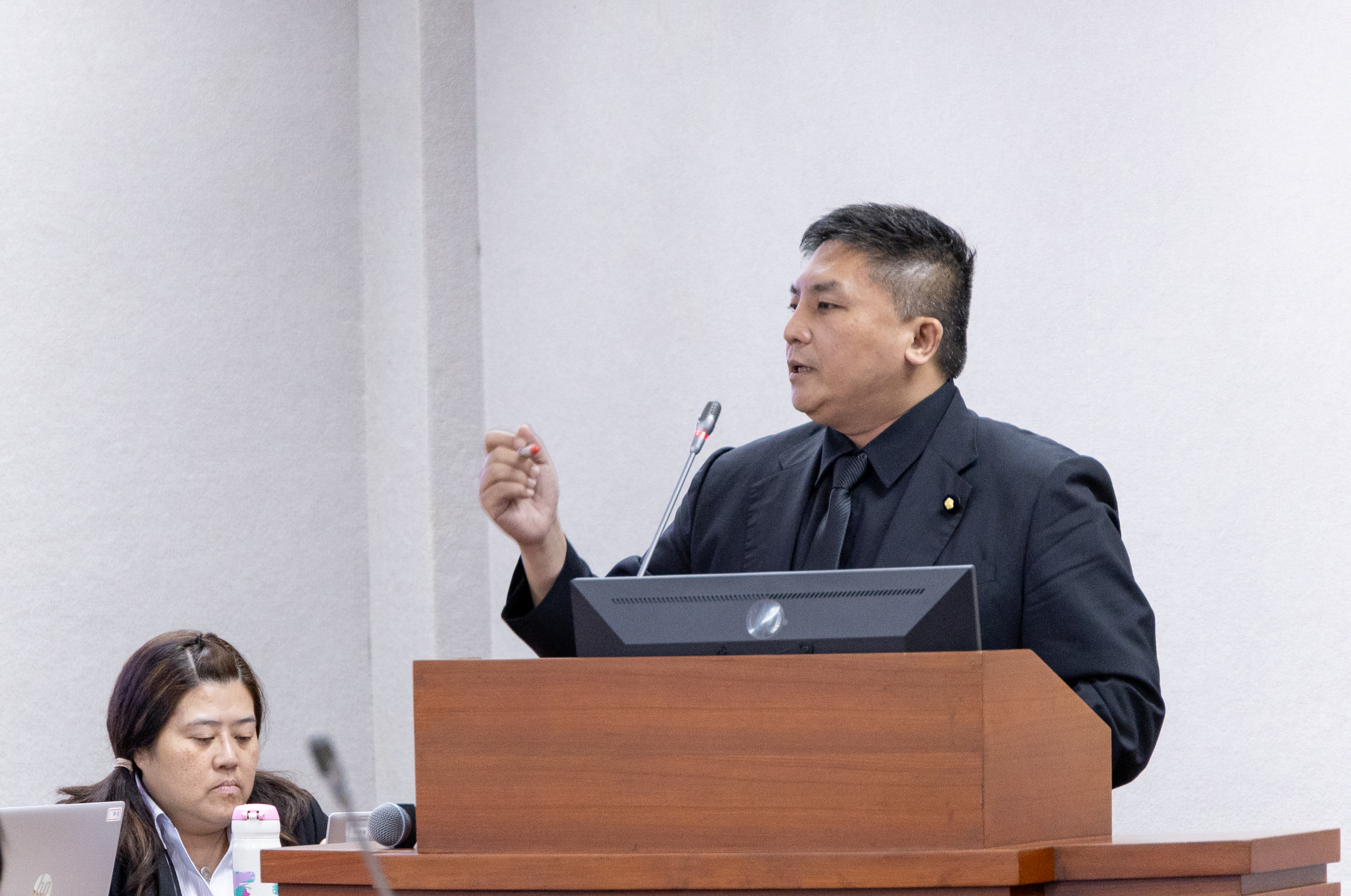 立委吳宗憲質詢交通部長陳世凱，呼籲朝野合作關切宜蘭高鐵、快速道路延伸案。（吳宗憲辦公室提供）