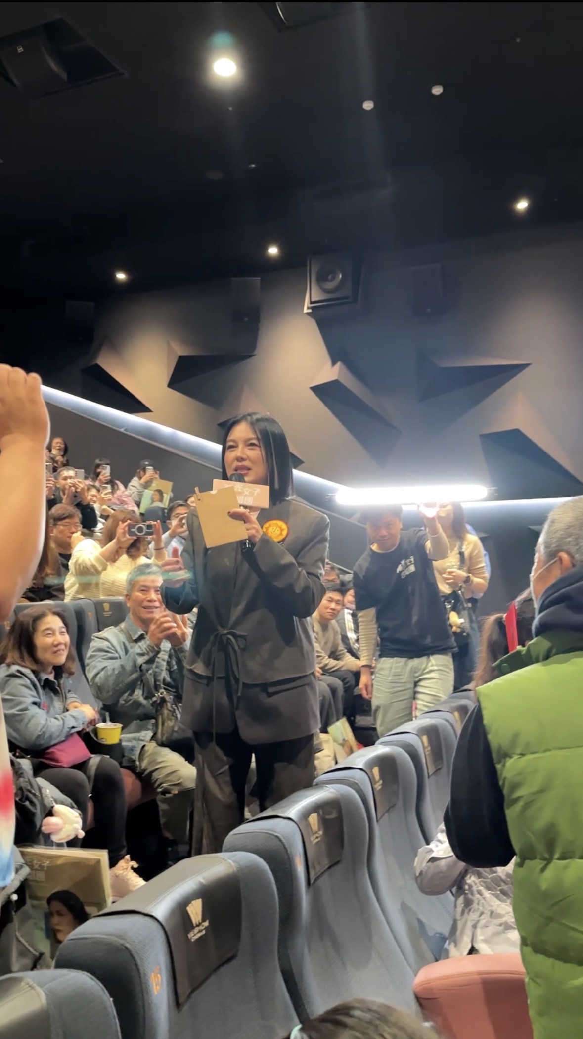 苗可麗常海巡《陽光女子合唱團》網路上的口碑，覺得這部電影把很多人都連結在一起。（壹壹喜喜提供）