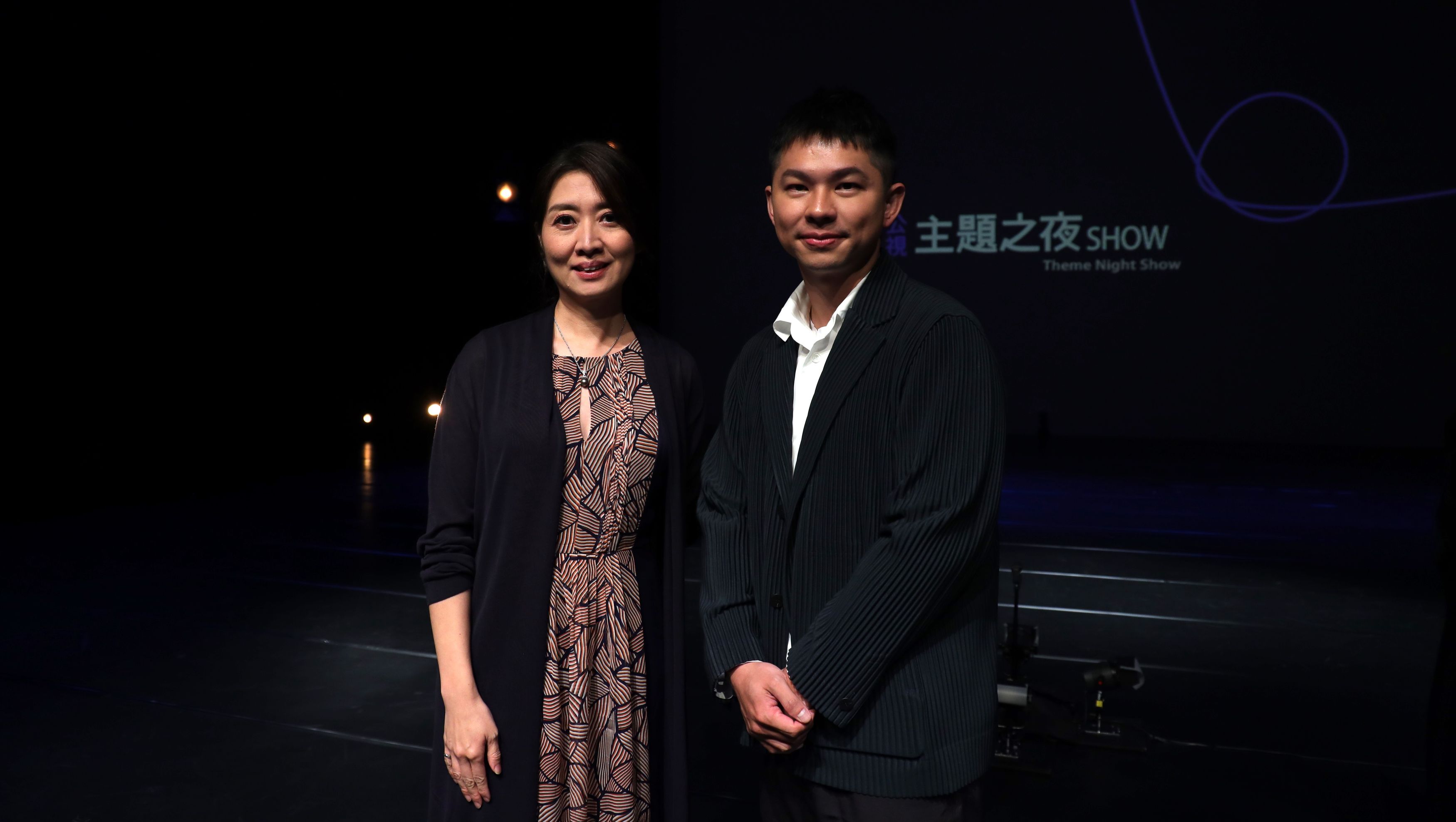 《公視主題之夜SHOW》映後論壇由精神科醫師鄧惠文（左）主持、邀專精於多元性別的精神科陳泰宇醫師（右），探討跨性別相關議題。（公視提供）