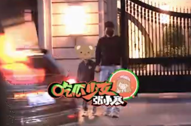 趙德胤單獨牽著趙麗穎兒子出門,看起來相當熟識。(翻攝微博「吃瓜少女張小寒」)