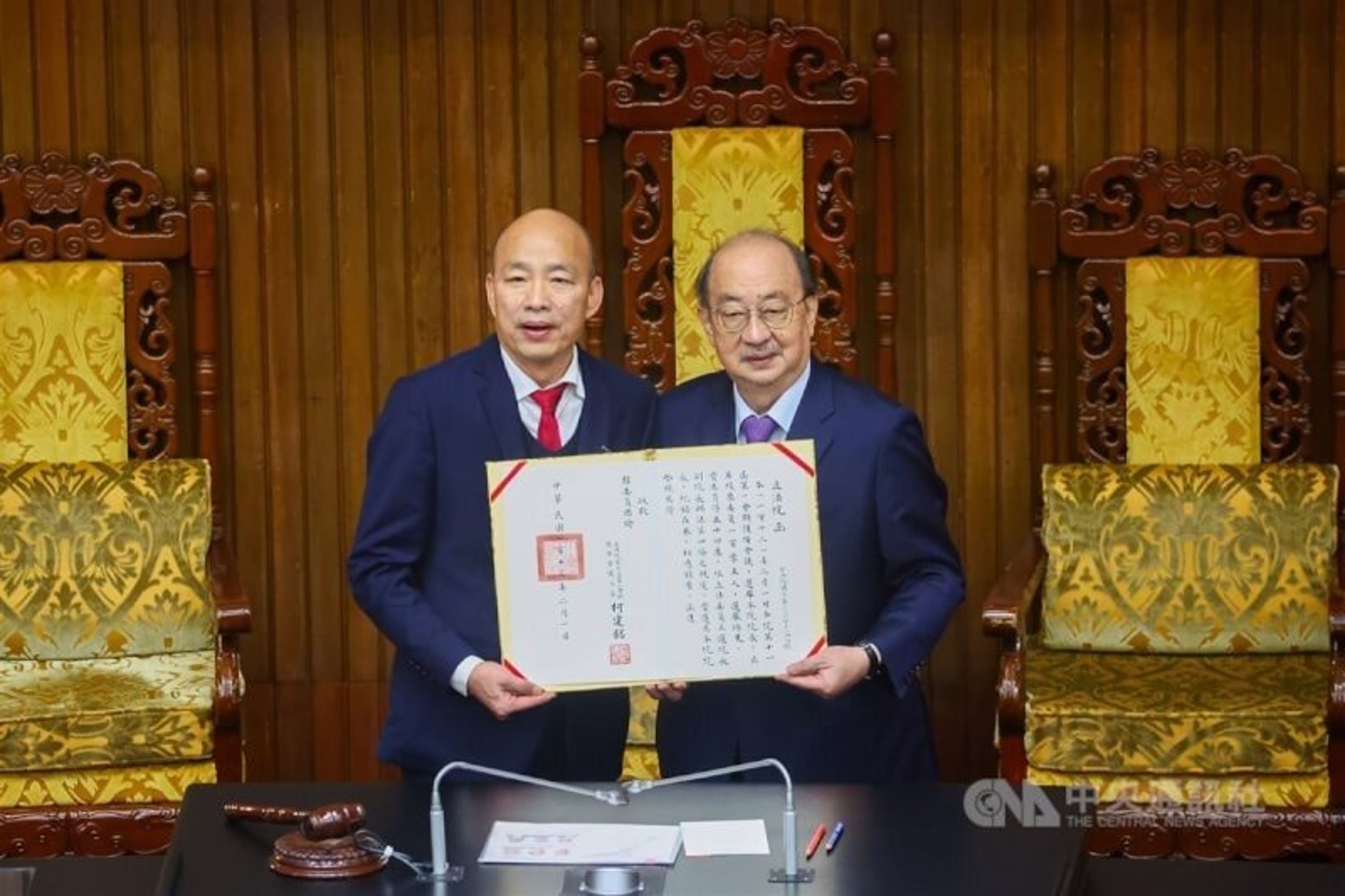 柯建銘稱韓國瑜是他「唯二的30年前老同事」,因此直言喊話韓國瑜,希望他深思。(翻攝自柯建銘臉書)