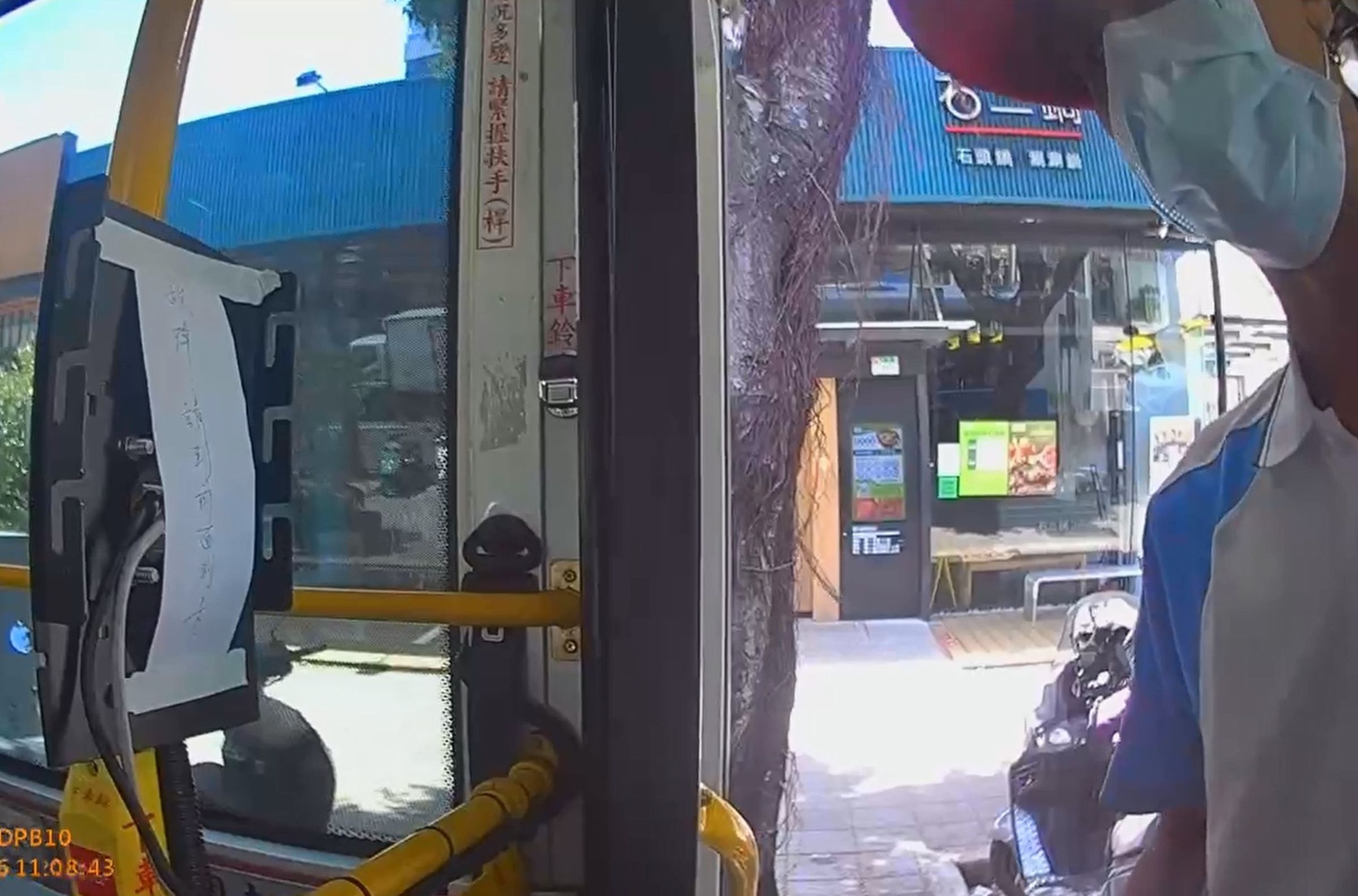 葉姓司機向警方解釋,刷卡機已報修,其他刷卡機仍使用,並不影響乘客上下車刷卡。(翻攝畫面)